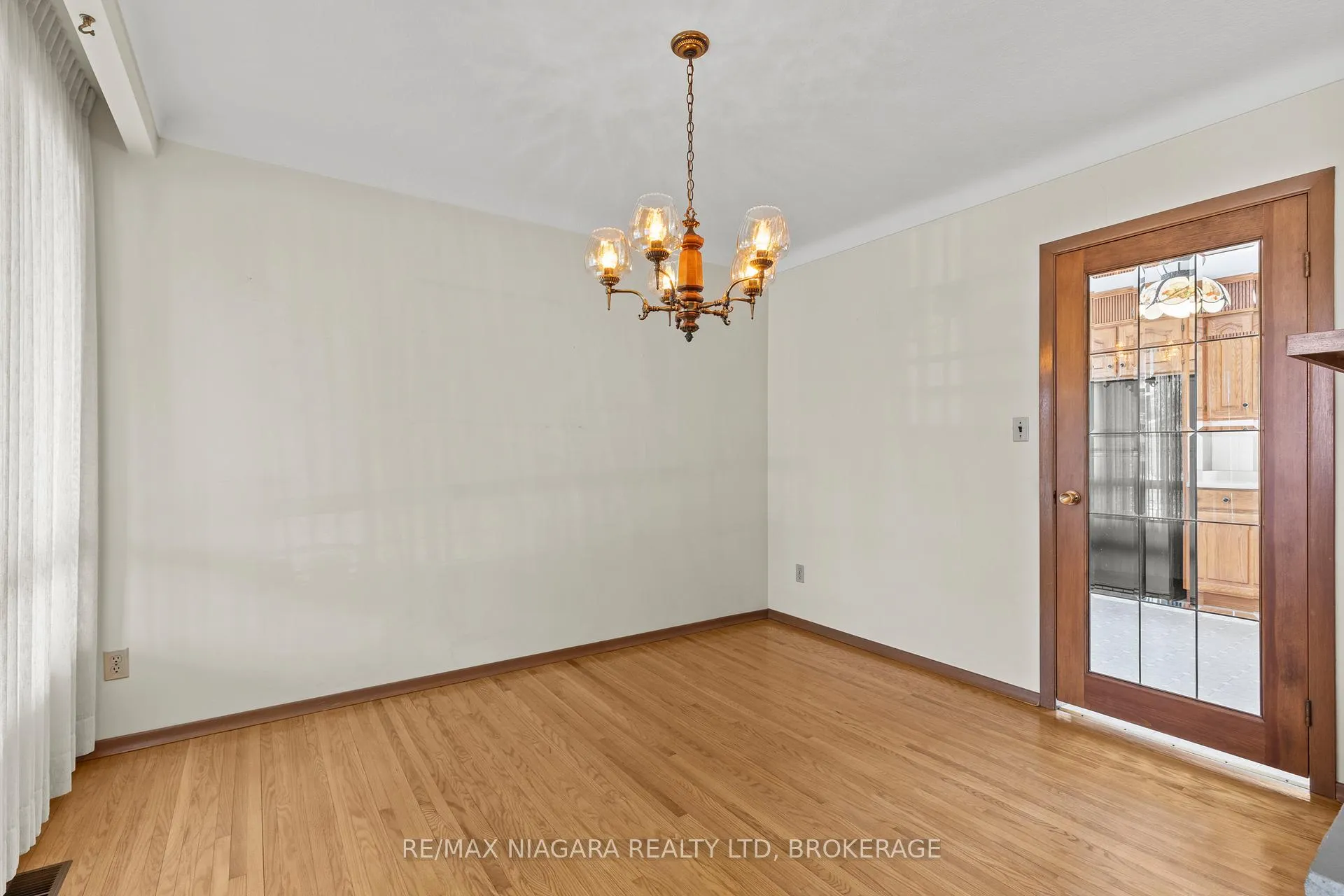 Photo 14 of 6628 Argyll Crescent, Niagara Falls, Arad/Fallsview — HOMEH