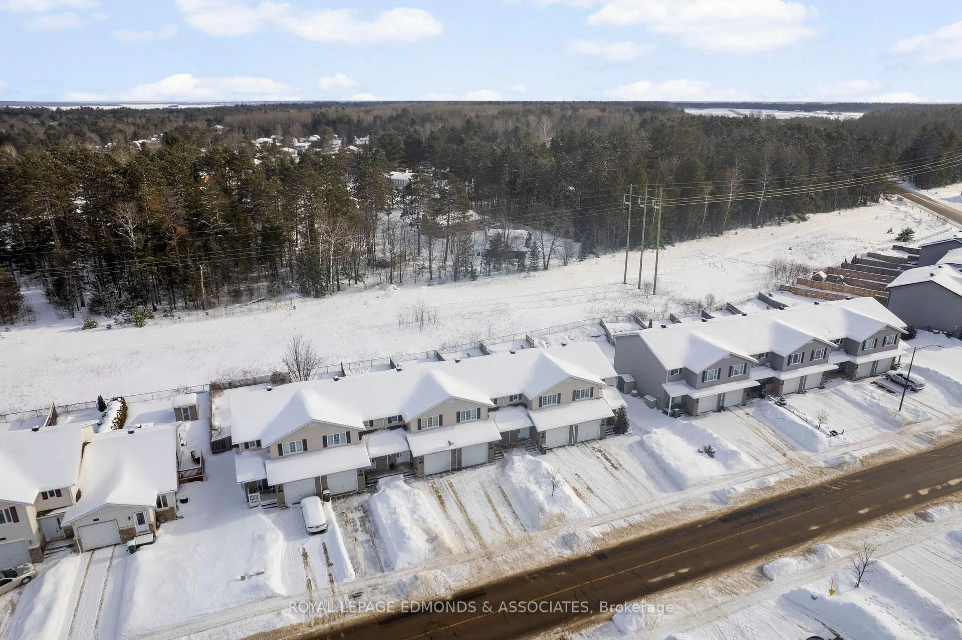 Photo 4 of 27 Winston Avenue, Petawawa — HOMEH