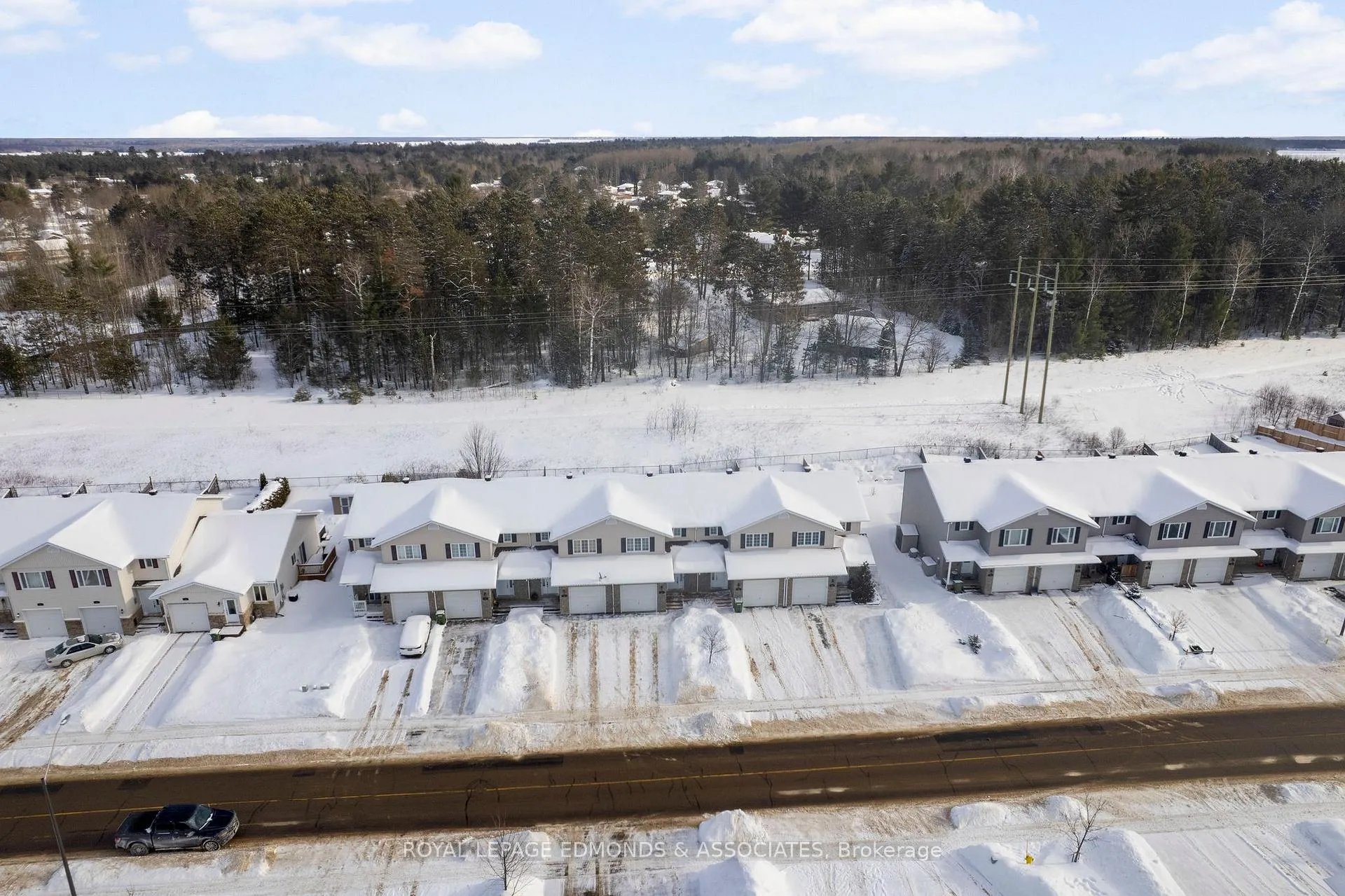 Photo 5 of 27 Winston Avenue, Petawawa — HOMEH