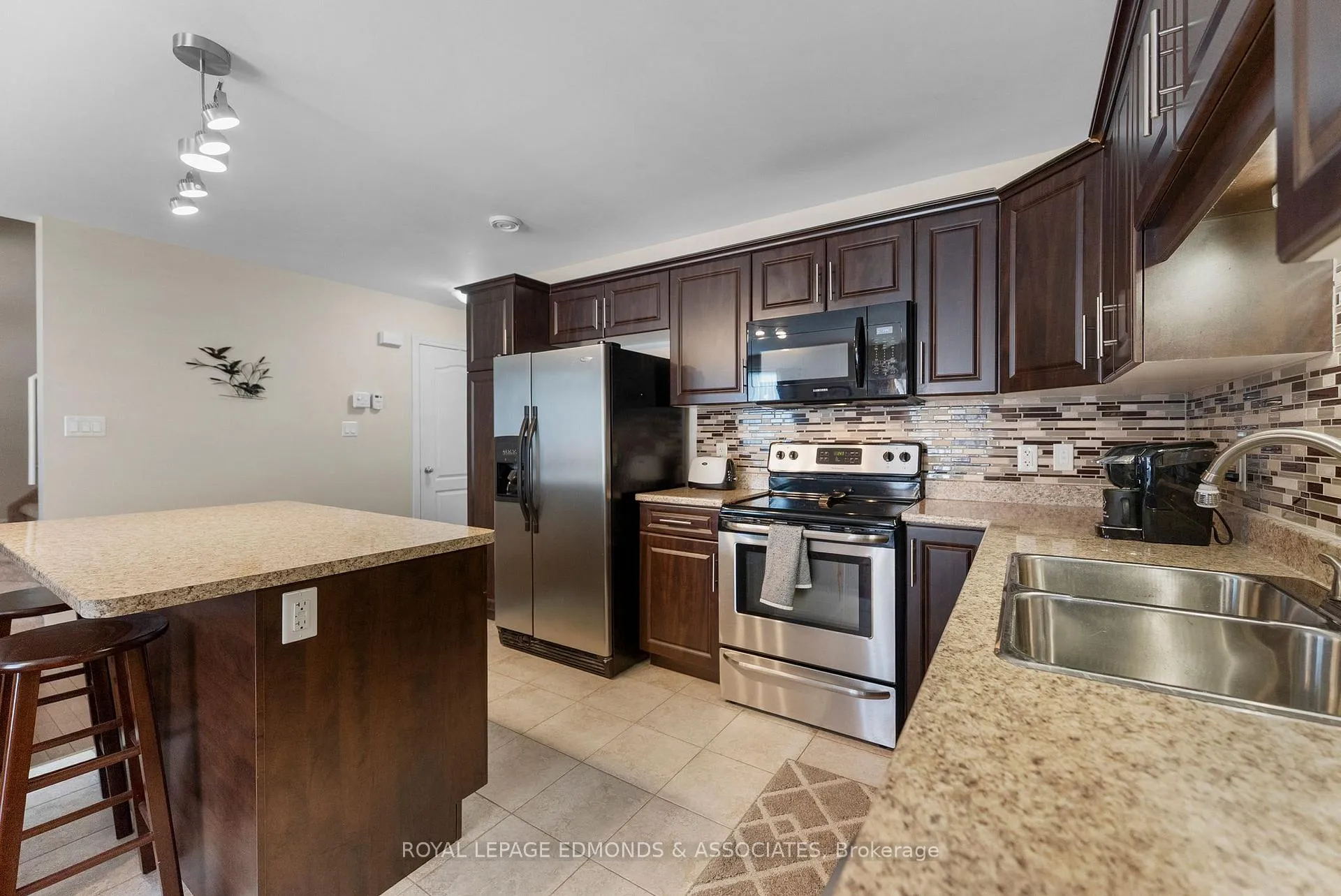Photo 11 of 27 Winston Avenue, Petawawa — HOMEH