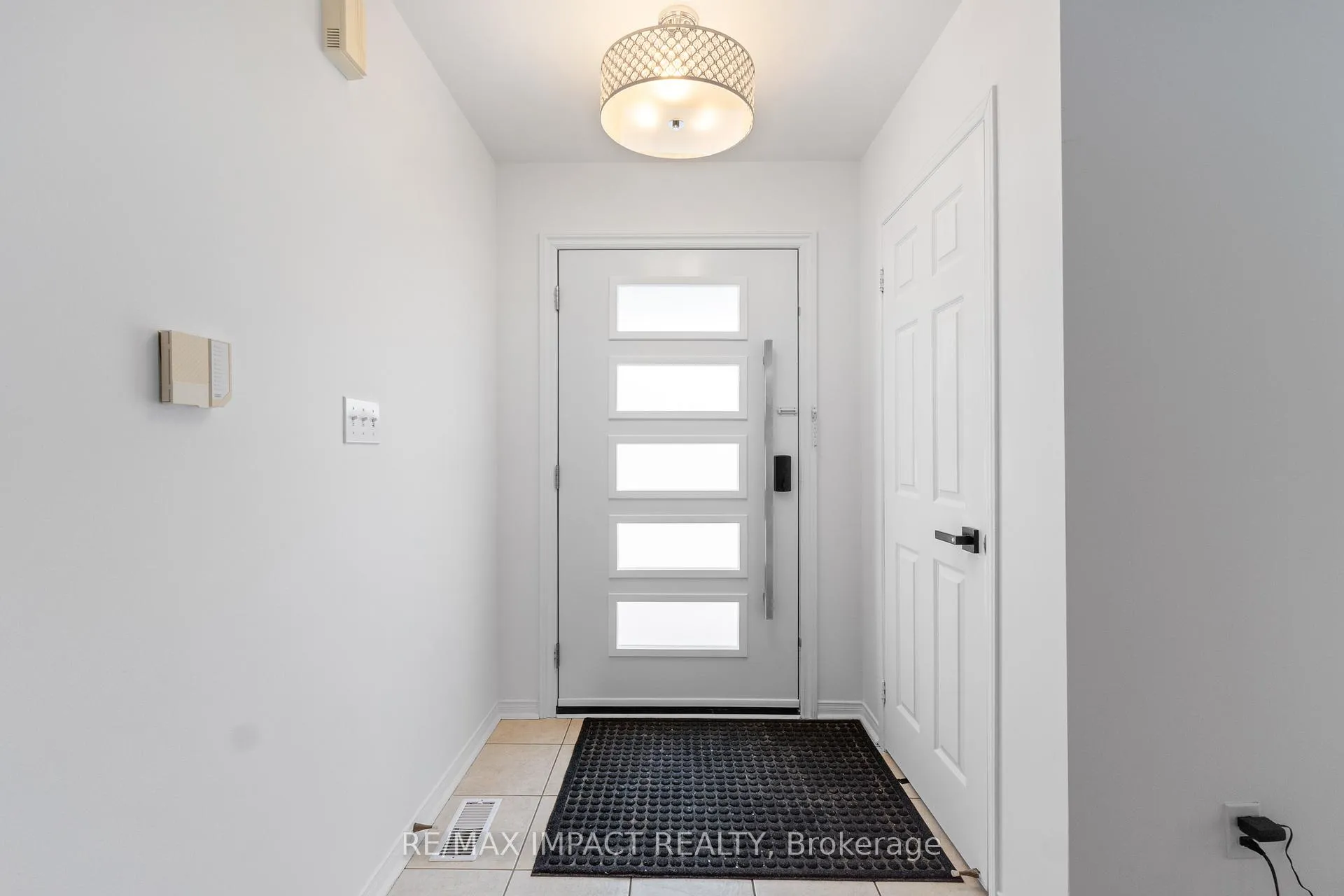 Photo 2 of 549 Brasswinds Trail, Oshawa, Pinecrest — HOMEH