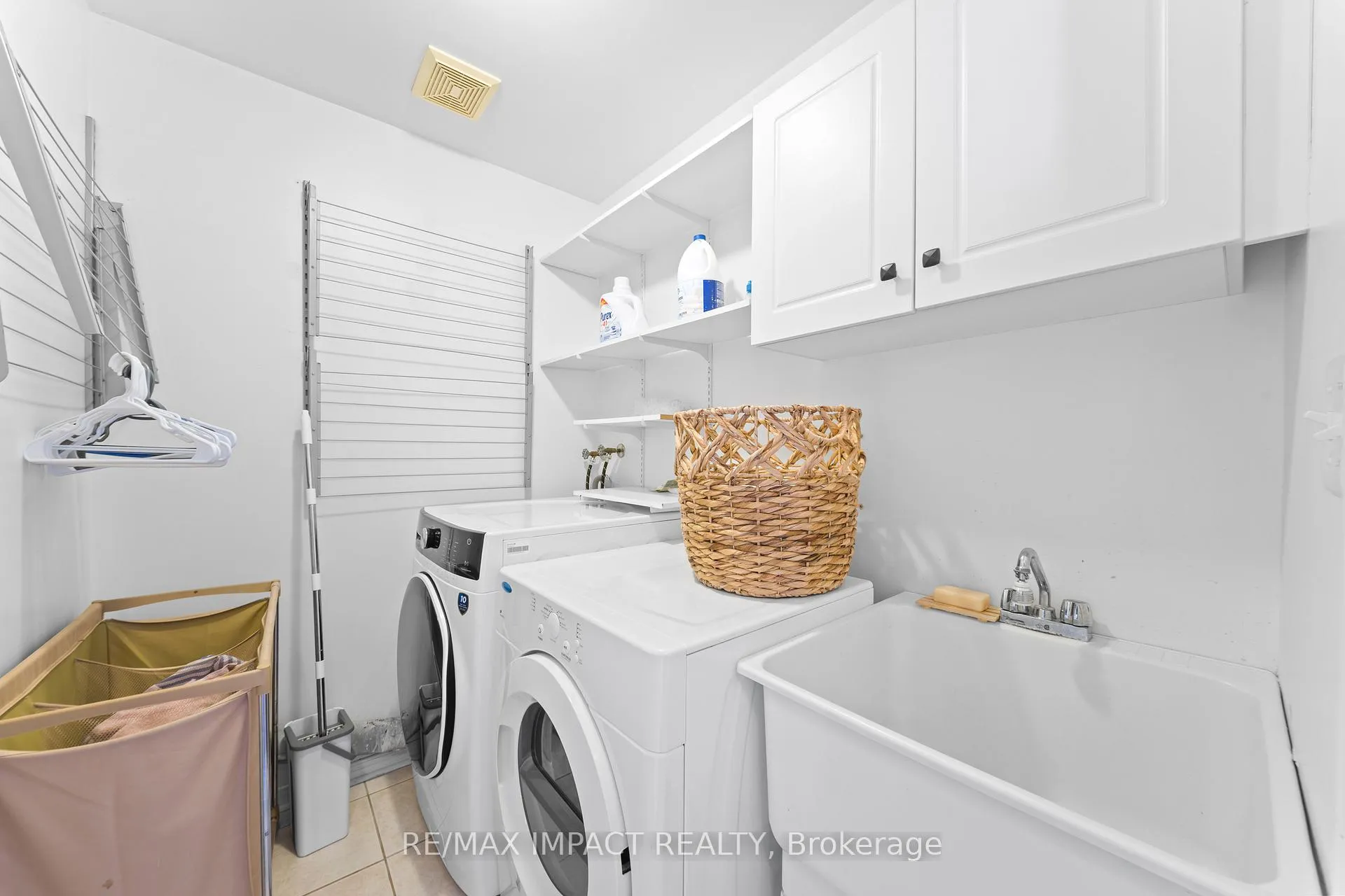 Photo 18 of 549 Brasswinds Trail, Oshawa, Pinecrest — HOMEH