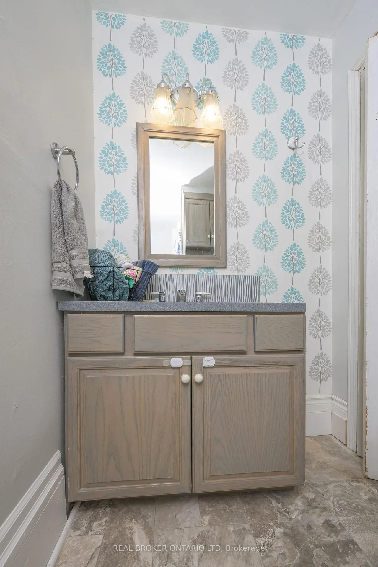 Photo 15 of 222 Ellen Street, North Middlesex, Parkhill — HOMEH