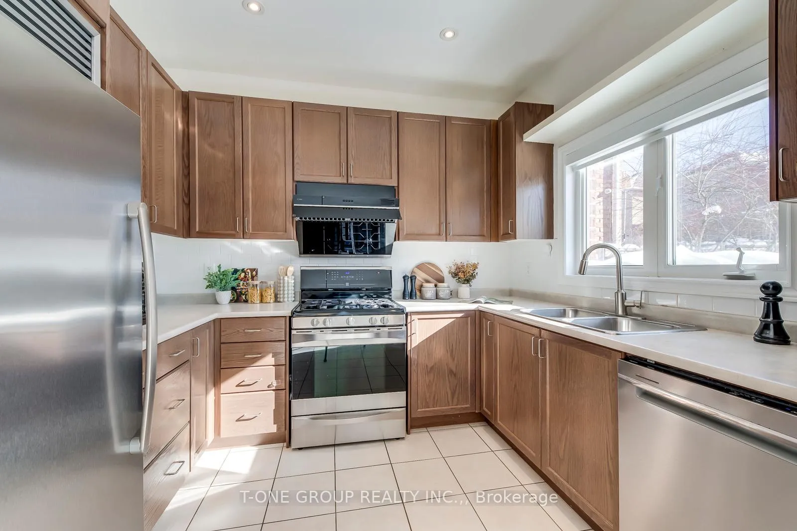 Photo 7 of 53 Lauderdale Drive, Vaughan, Patterson — HOMEH