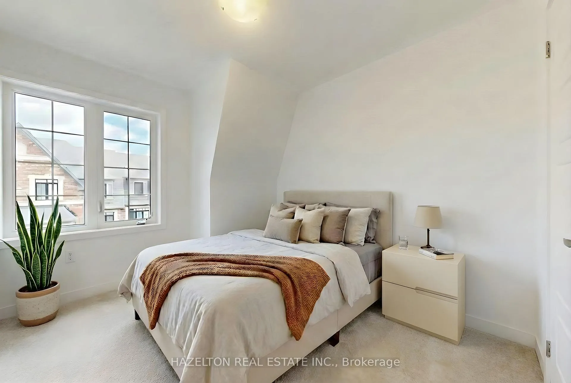 Photo 5 of 26 Calloway Way, Whitby, Downtown Whitby — HOMEH