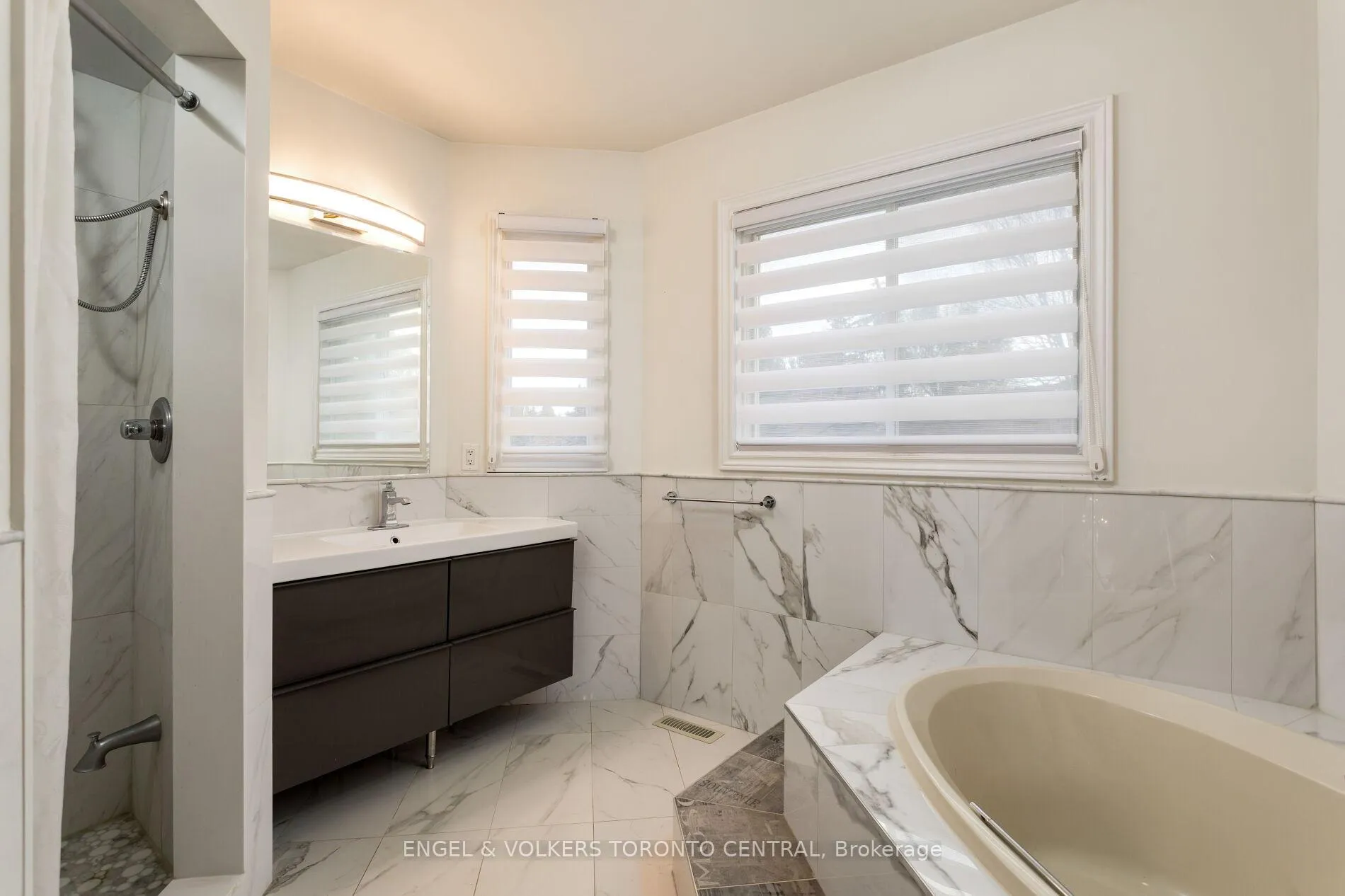 Photo 29 of 144 Claremont Lane, Vaughan, West Woodbridge — HOMEH