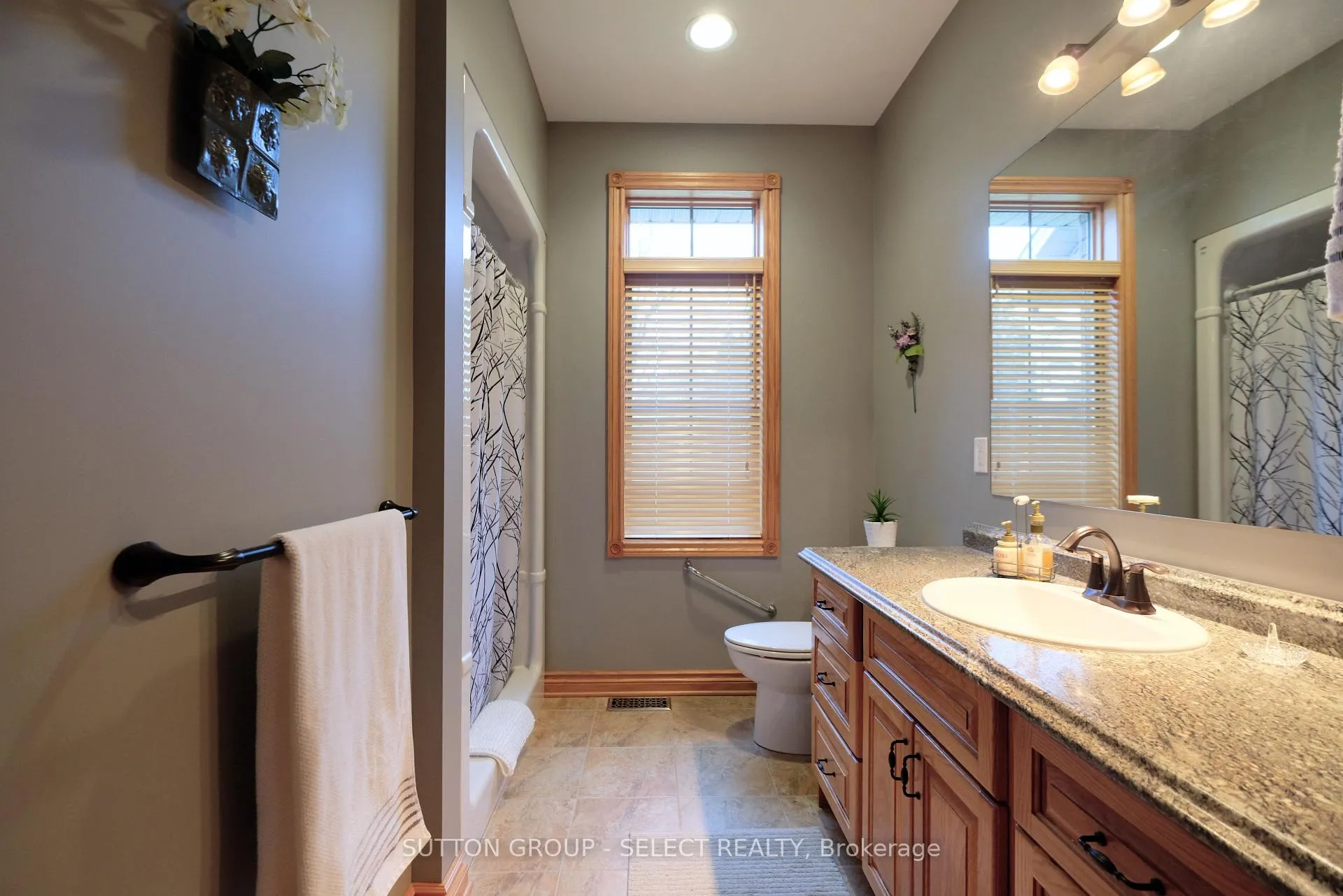 Photo 13 of 7284 Calvert Drive, Strathroy-Caradoc, Rural Strathroy-Caradoc — HOMEH