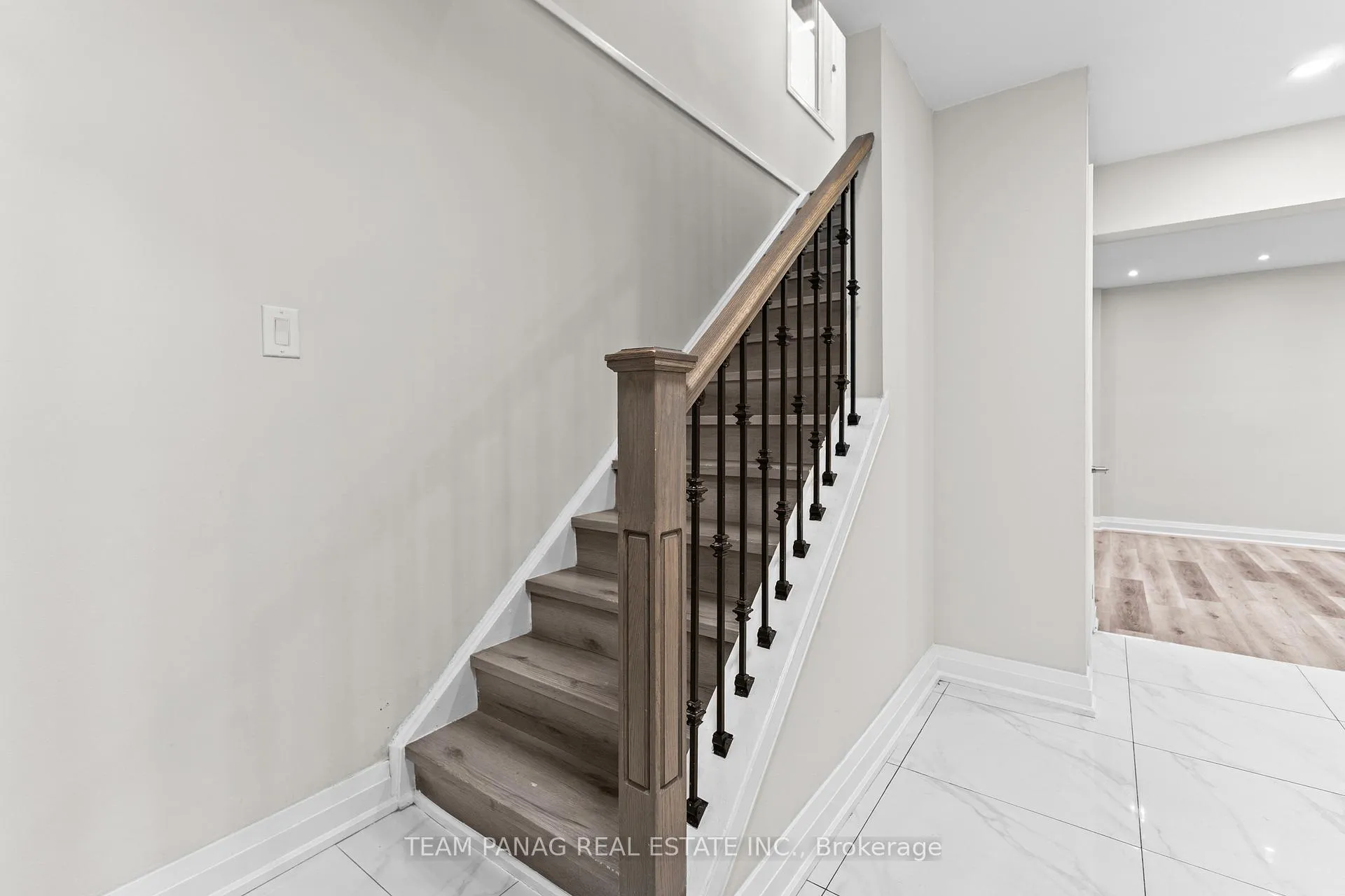 Photo 5 of 1 Golden Gate Drive, Brampton, Northgate — HOMEH