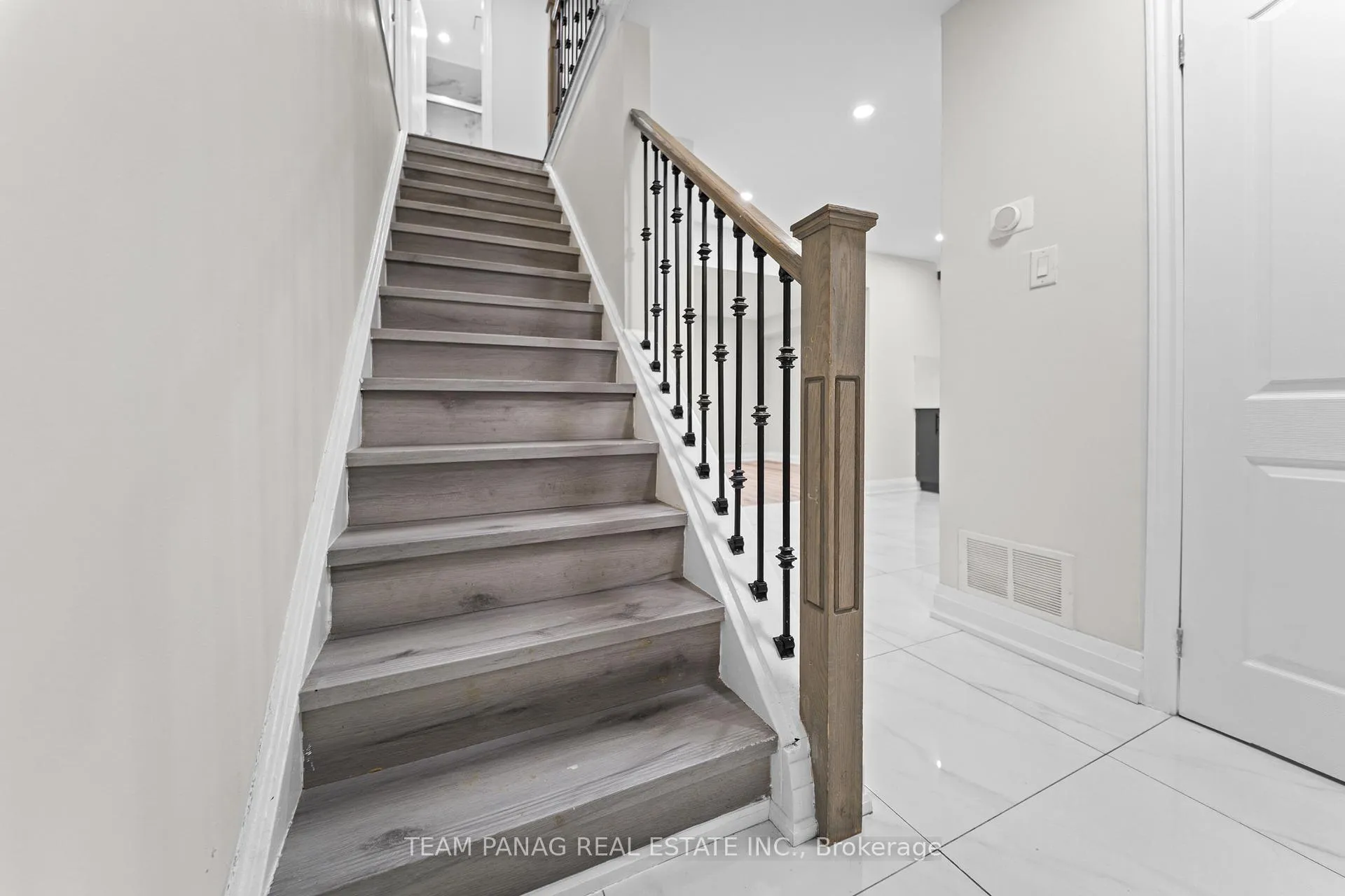 Photo 15 of 1 Golden Gate Drive, Brampton, Northgate — HOMEH