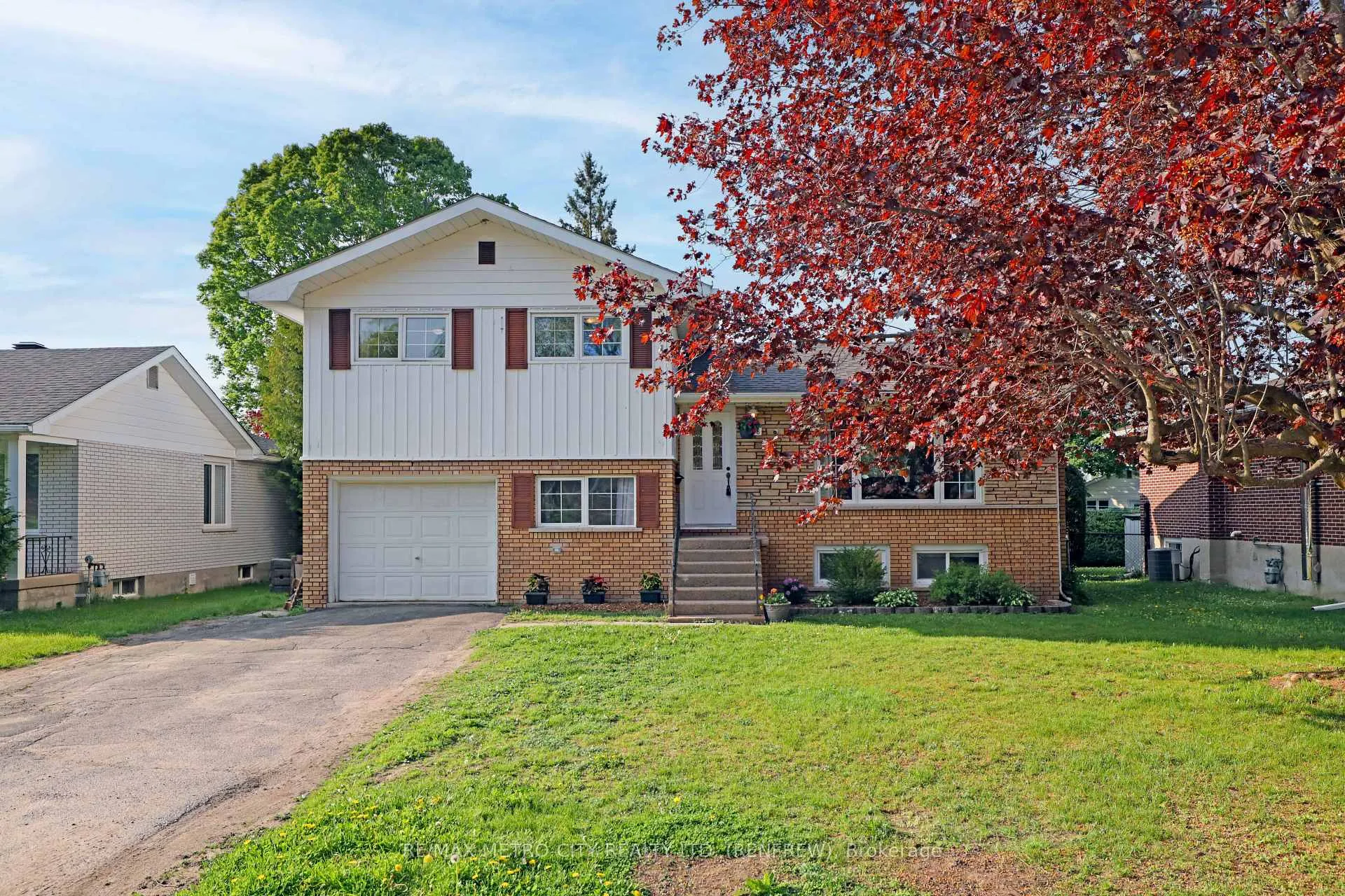 Photo 4 of 268 Wade Avenue, Renfrew — HOMEH