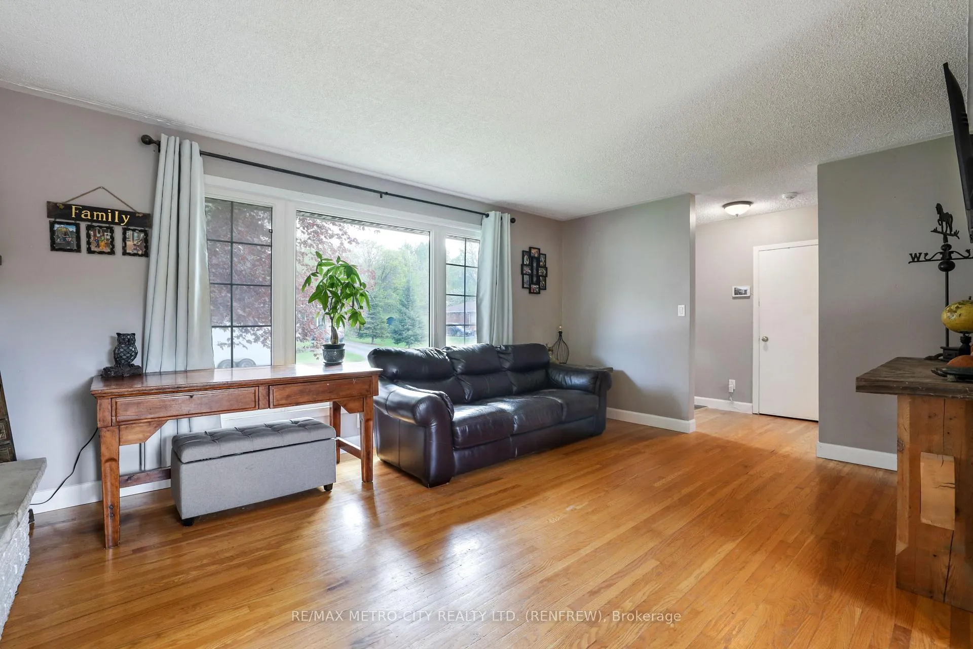 Photo 13 of 268 Wade Avenue, Renfrew — HOMEH