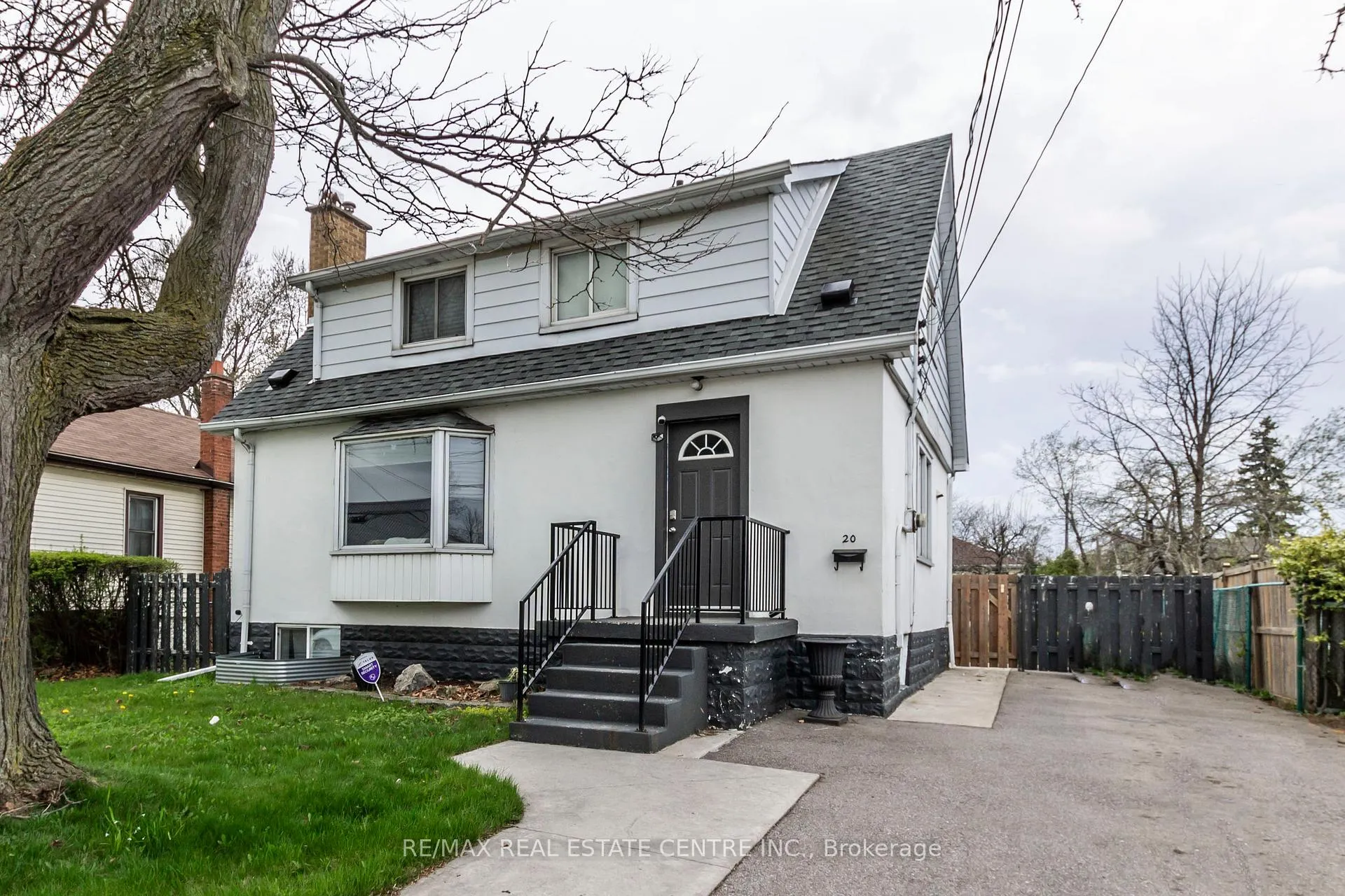 Photo 2 of 20 West 1st Street, Hamilton, Bonnington — HOMEH