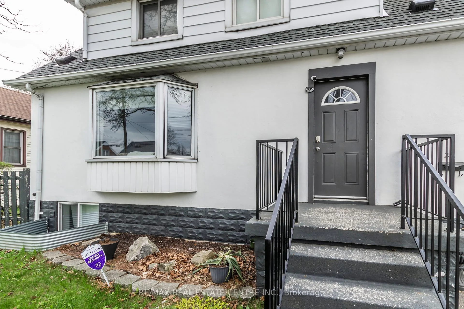 Photo 3 of 20 West 1st Street, Hamilton, Bonnington — HOMEH
