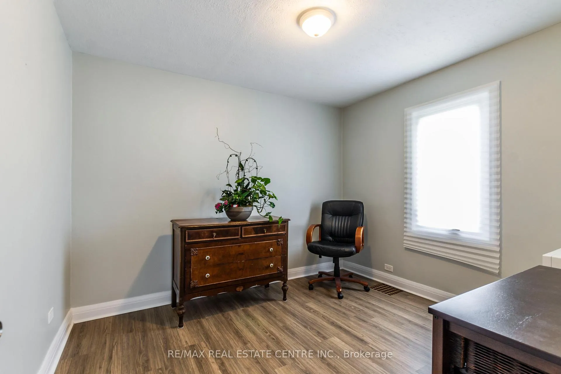 Photo 9 of 20 West 1st Street, Hamilton, Bonnington — HOMEH