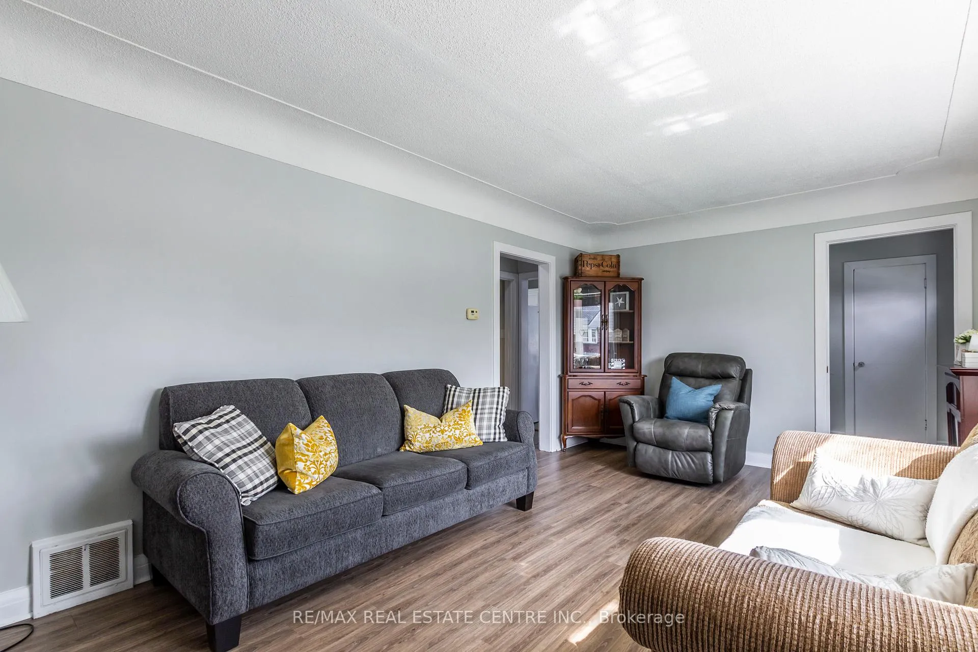 Photo 12 of 20 West 1st Street, Hamilton, Bonnington — HOMEH