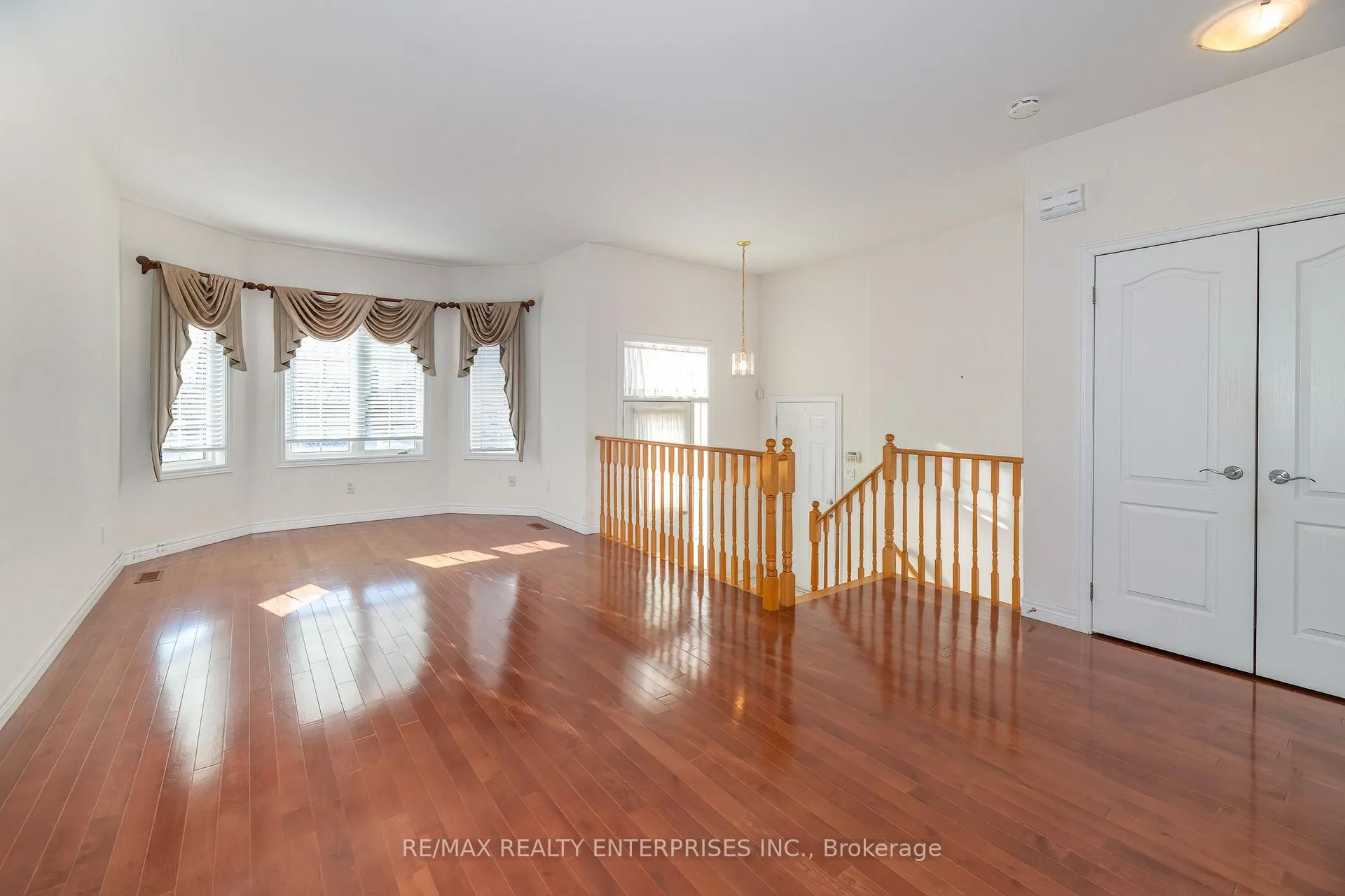 Photo 5 of 802 Coldstream Drive, Oshawa, Samac — HOMEH