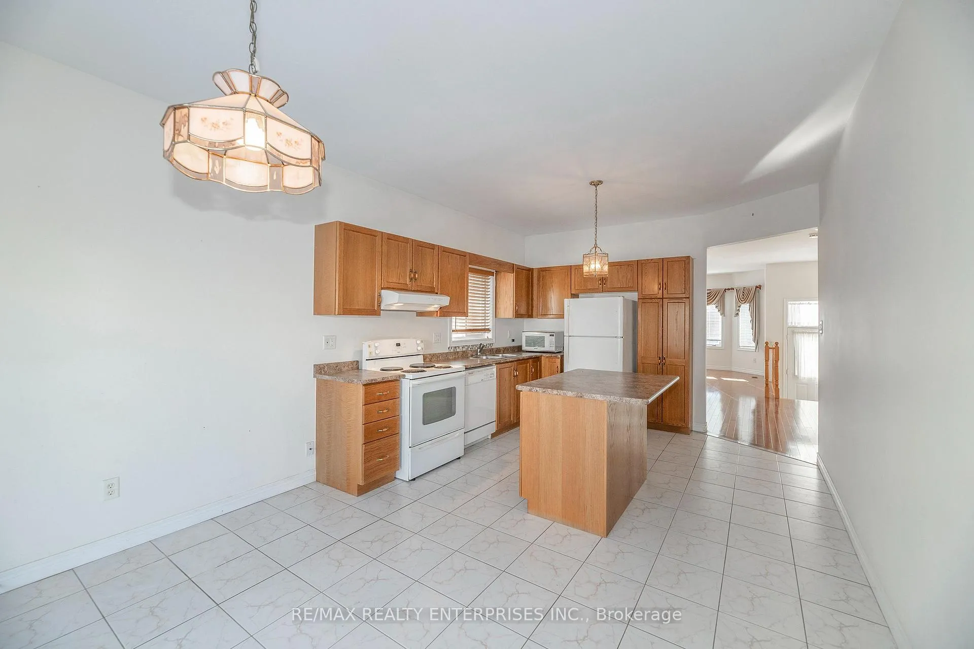 Photo 7 of 802 Coldstream Drive, Oshawa, Samac — HOMEH