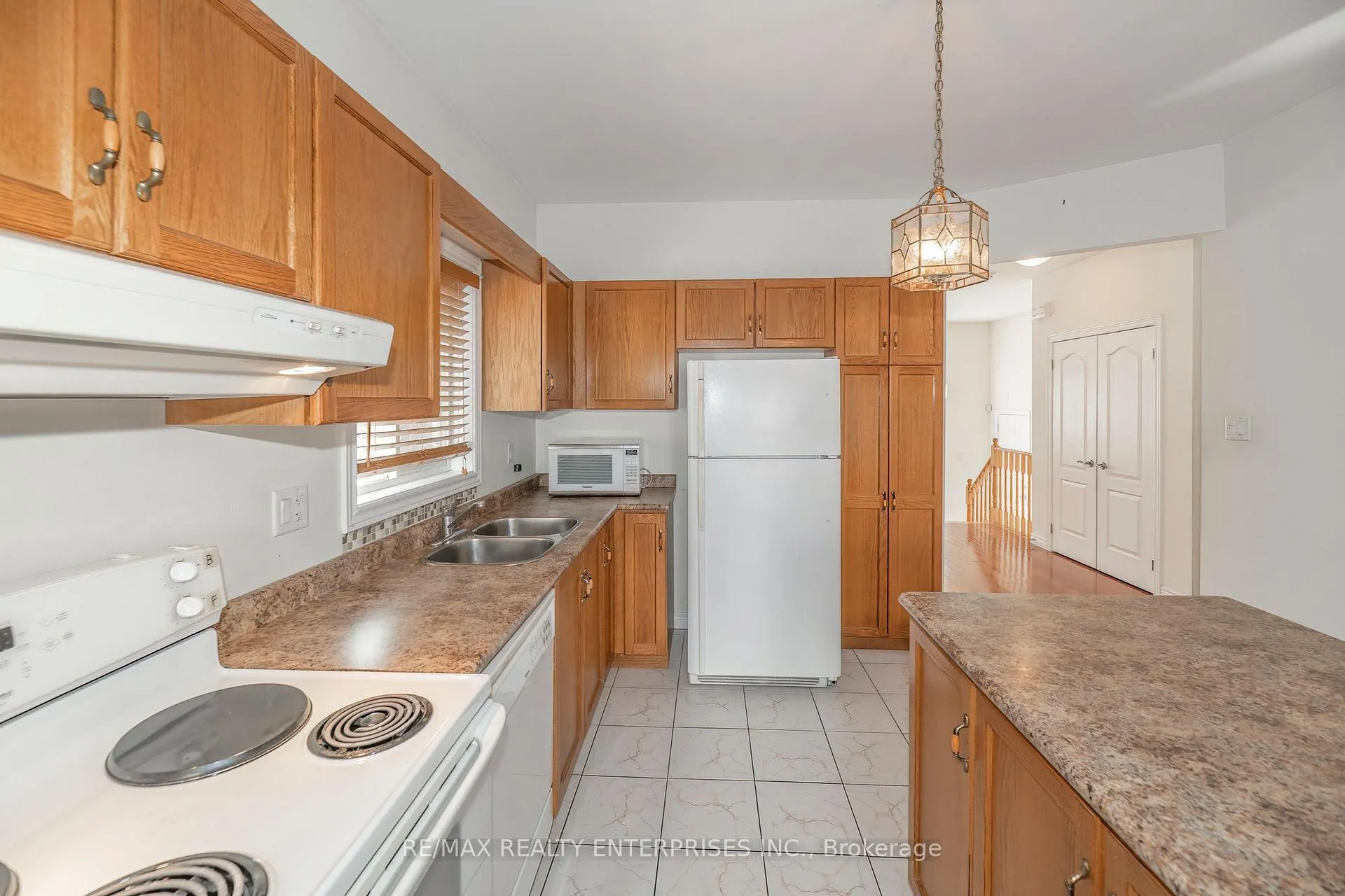 Photo 10 of 802 Coldstream Drive, Oshawa, Samac — HOMEH