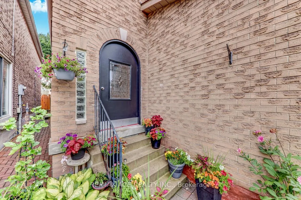 Photo 3 of 111 Laird Drive, Markham, Middlefield — HOMEH