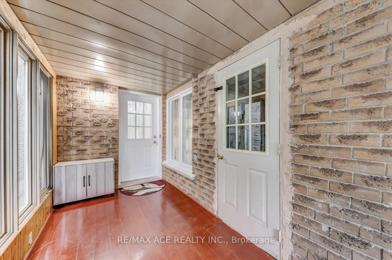 Photo 4 of 111 Laird Drive, Markham, Middlefield — HOMEH
