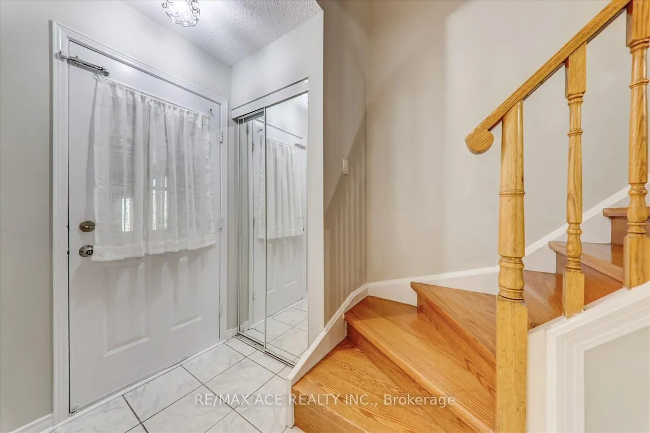 Photo 5 of 111 Laird Drive, Markham, Middlefield — HOMEH