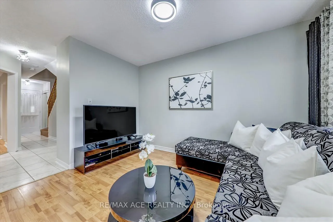 Photo 10 of 111 Laird Drive, Markham, Middlefield — HOMEH