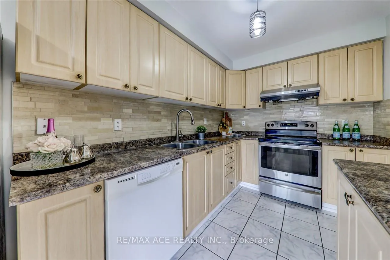 Photo 11 of 111 Laird Drive, Markham, Middlefield — HOMEH