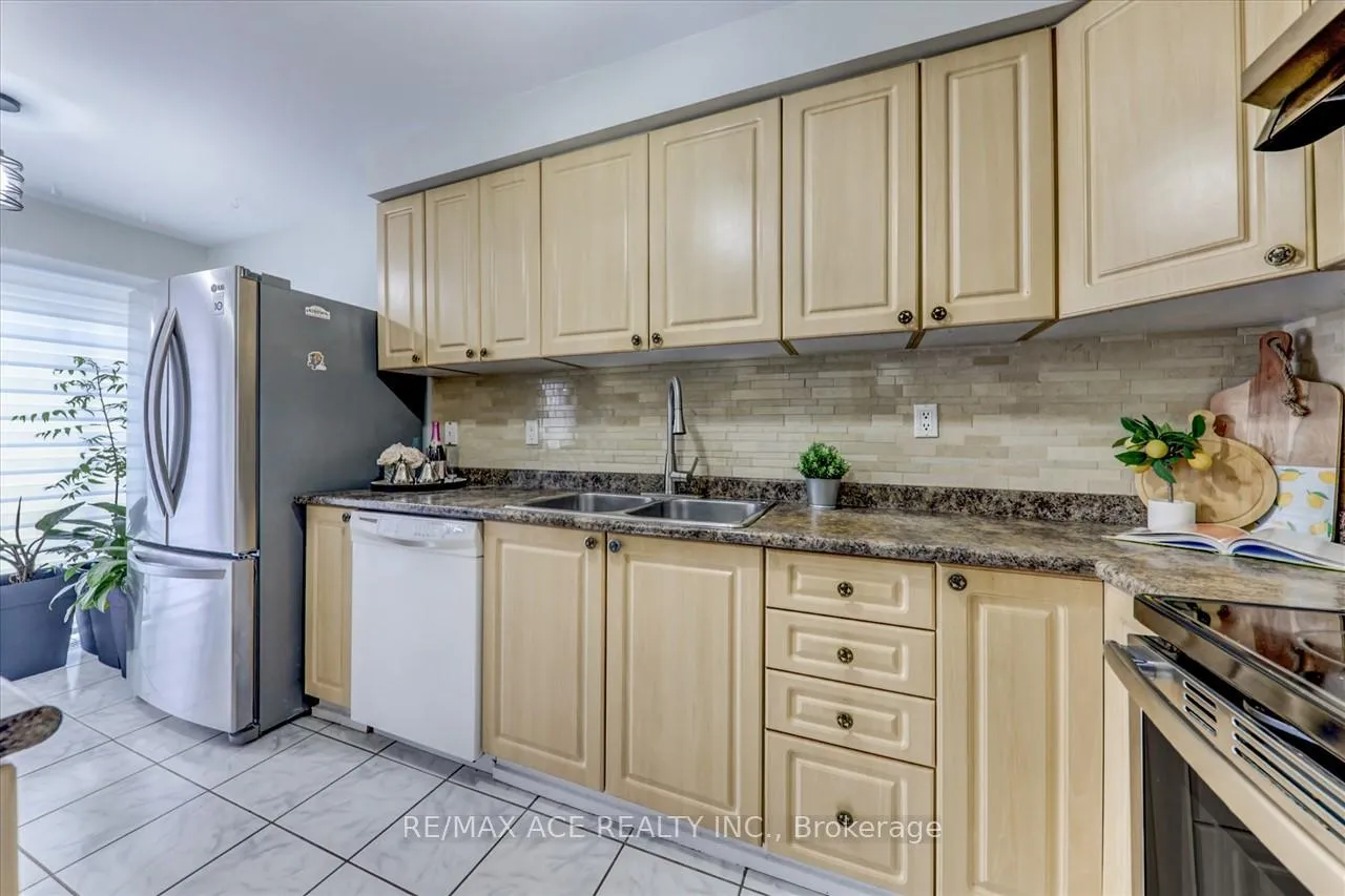 Photo 13 of 111 Laird Drive, Markham, Middlefield — HOMEH