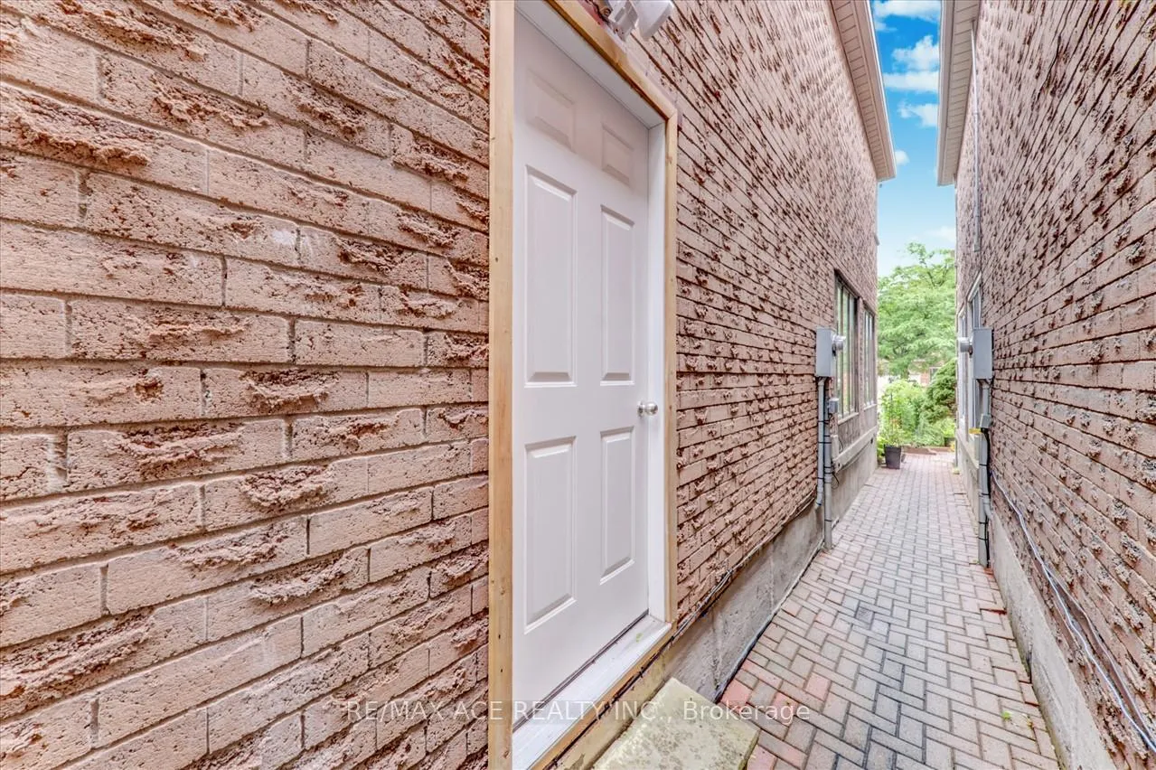 Photo 34 of 111 Laird Drive, Markham, Middlefield — HOMEH