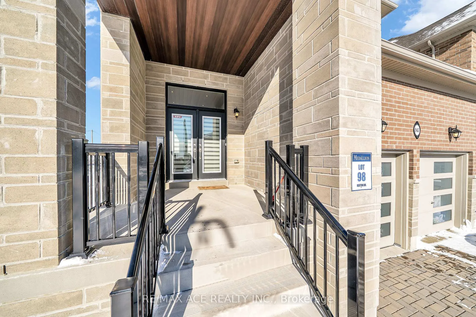 Photo 3 of 945 Rexton Drive, Oshawa, Kedron — HOMEH