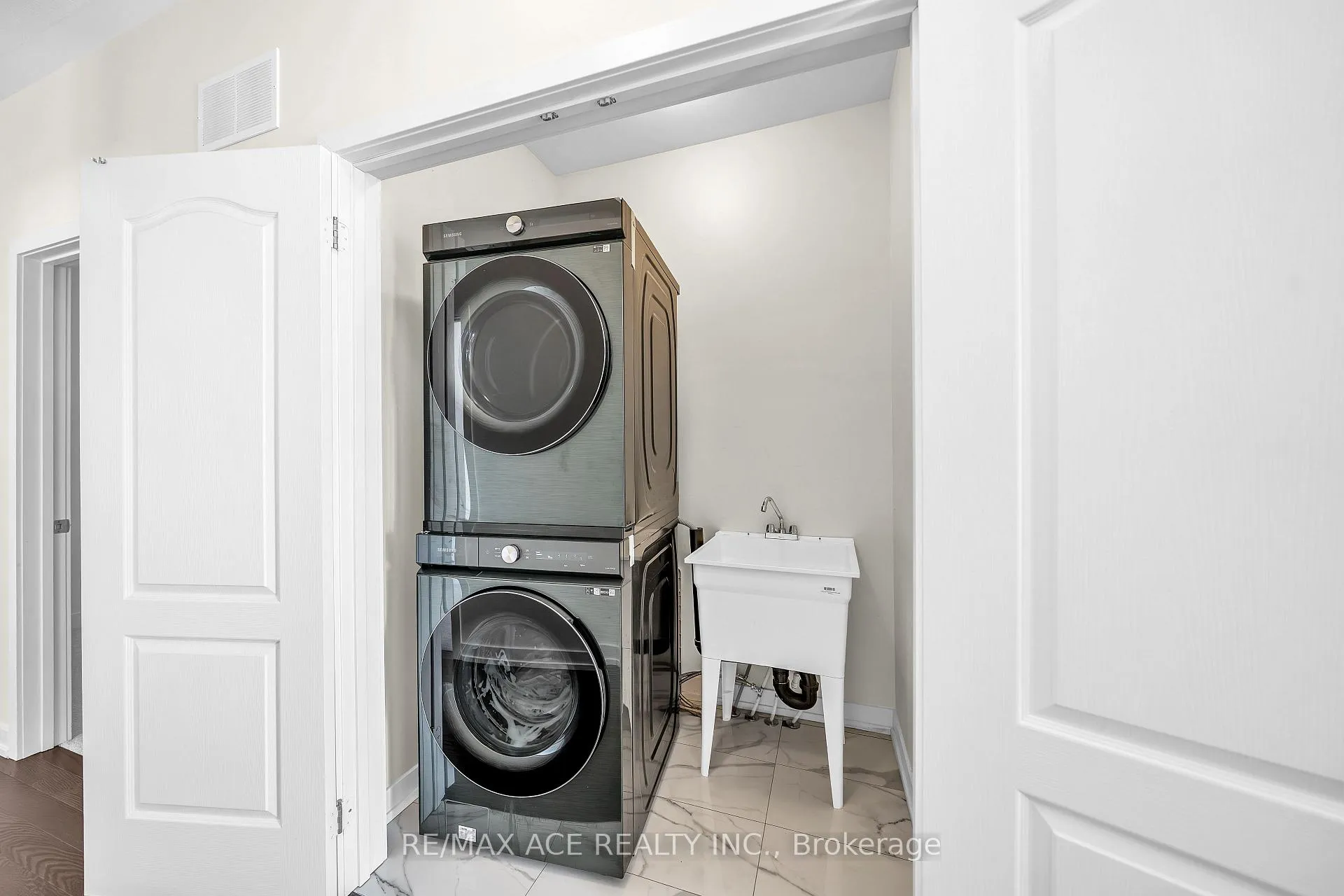 Photo 40 of 945 Rexton Drive, Oshawa, Kedron — HOMEH