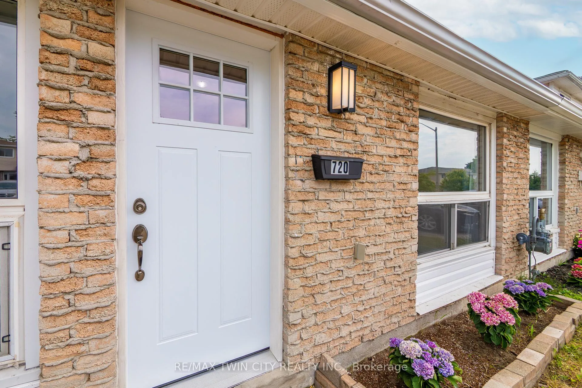 Photo 3 of 720 Parkview Crescent, Cambridge — HOMEH