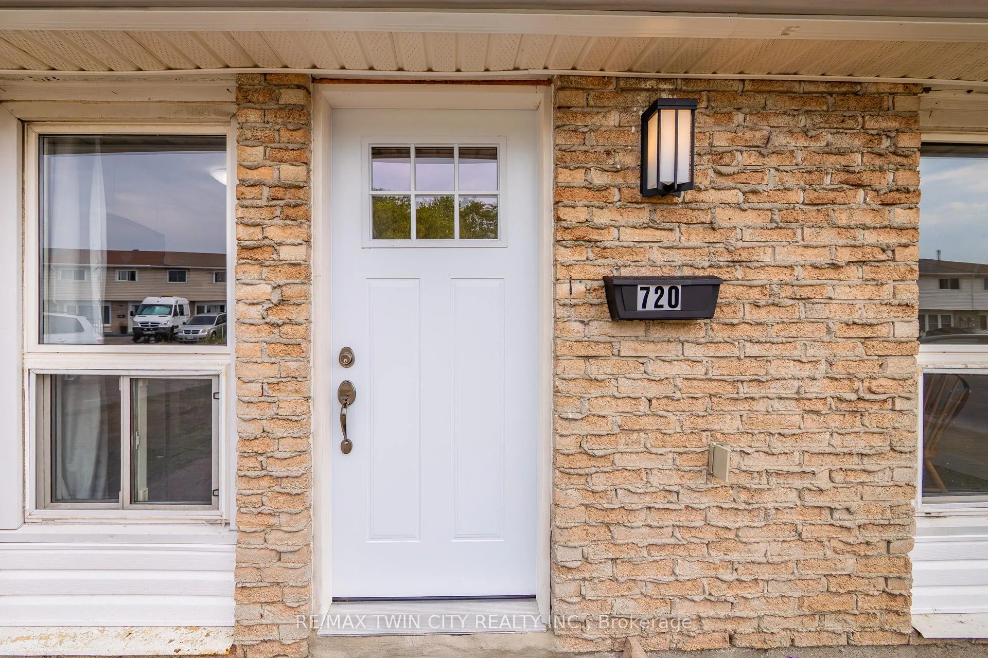 Photo 4 of 720 Parkview Crescent, Cambridge — HOMEH