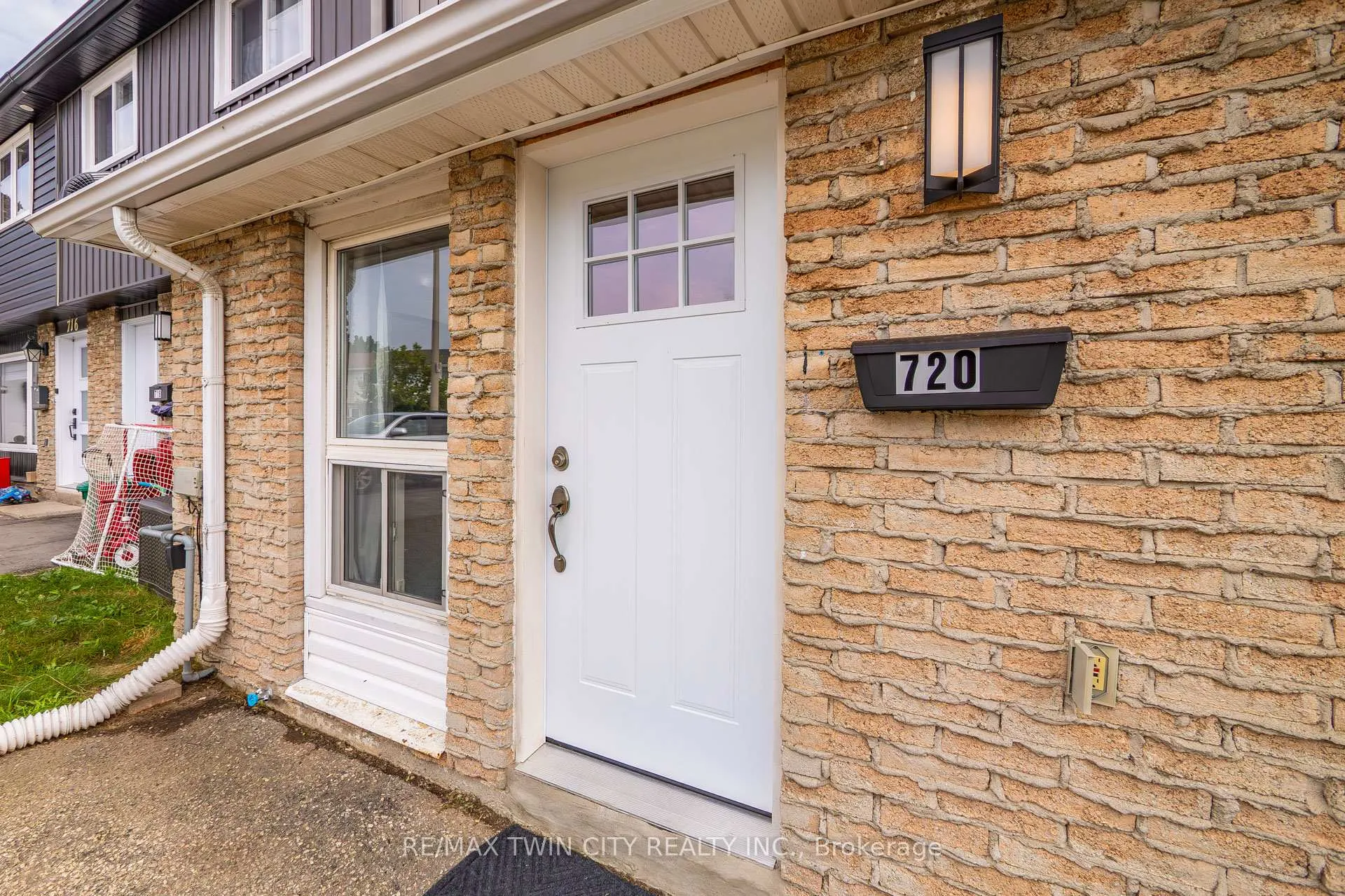 Photo 5 of 720 Parkview Crescent, Cambridge — HOMEH