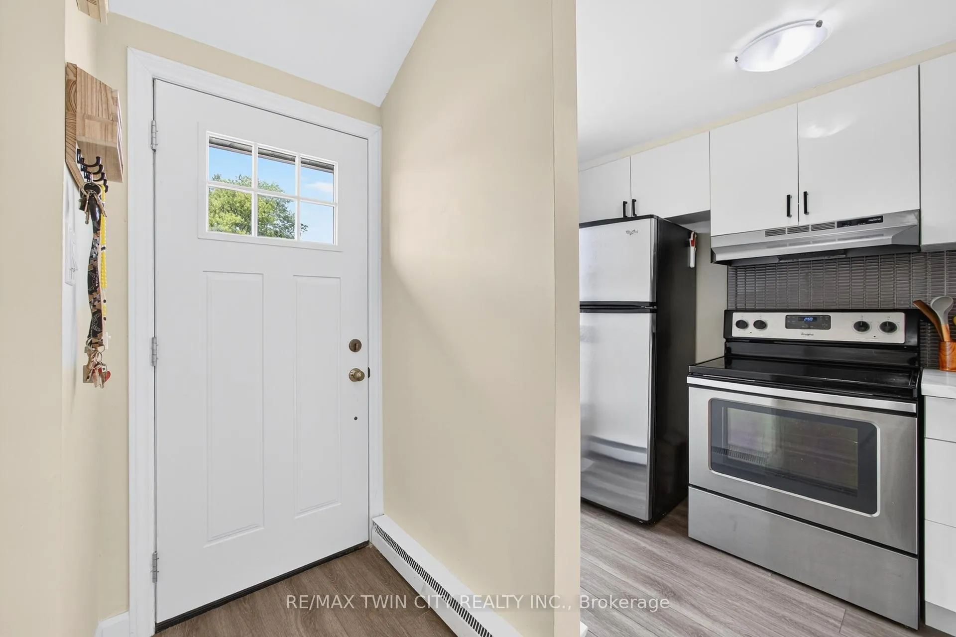 Photo 7 of 720 Parkview Crescent, Cambridge — HOMEH