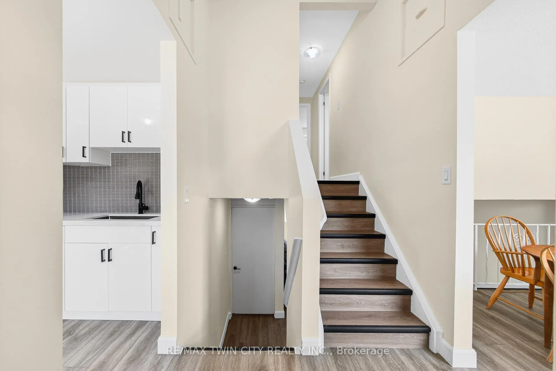 Photo 8 of 720 Parkview Crescent, Cambridge — HOMEH