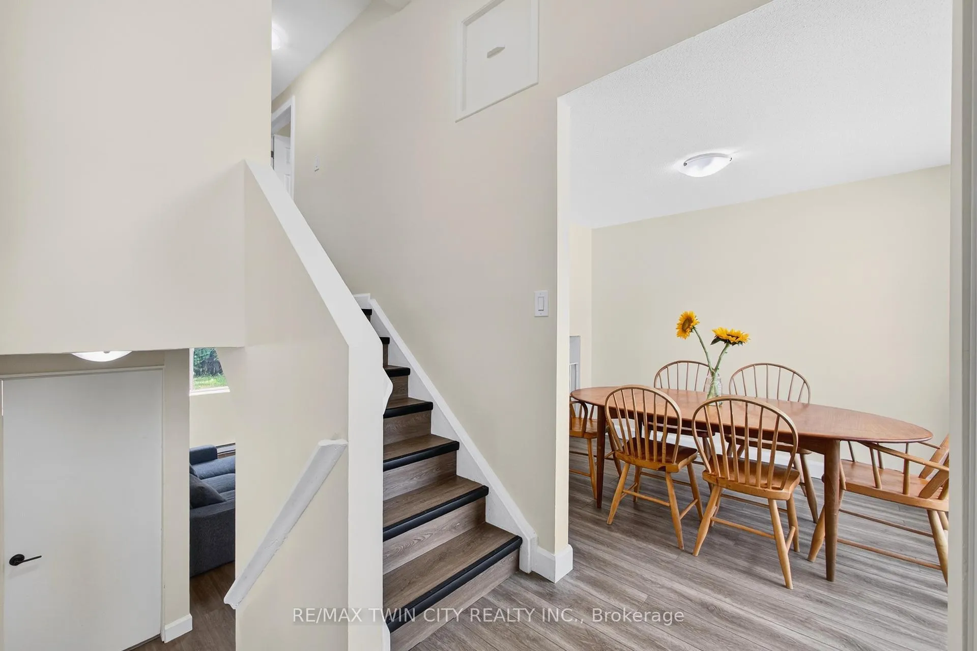 Photo 9 of 720 Parkview Crescent, Cambridge — HOMEH