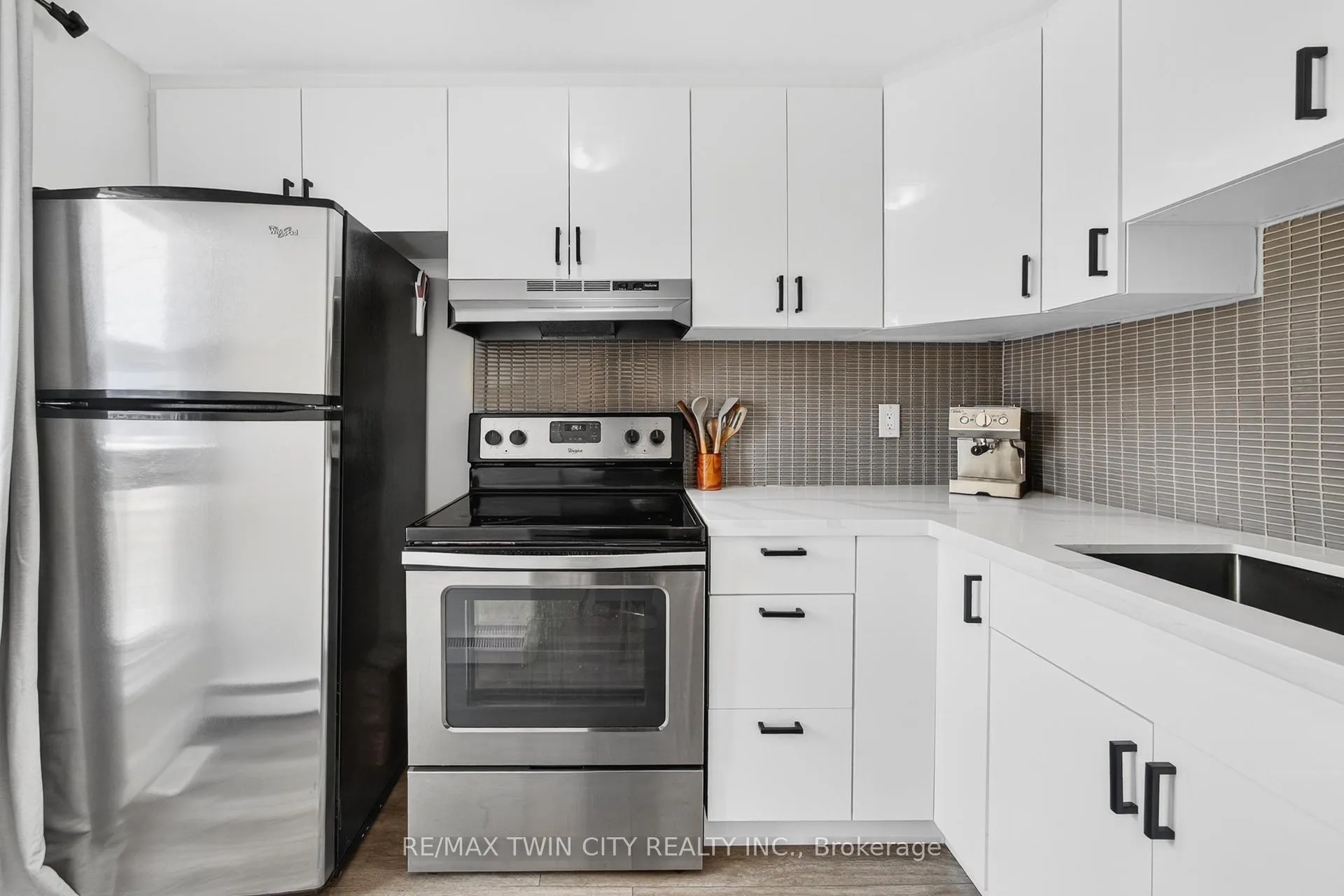 Photo 10 of 720 Parkview Crescent, Cambridge — HOMEH