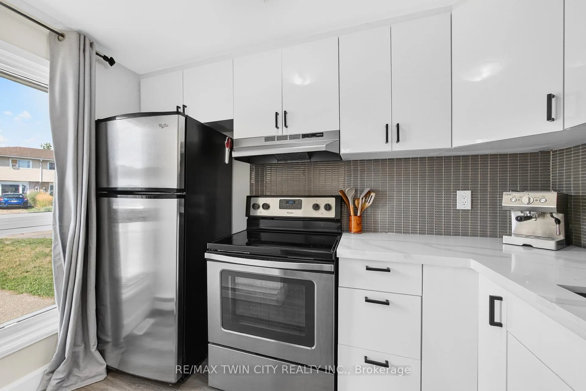 Photo 11 of 720 Parkview Crescent, Cambridge — HOMEH