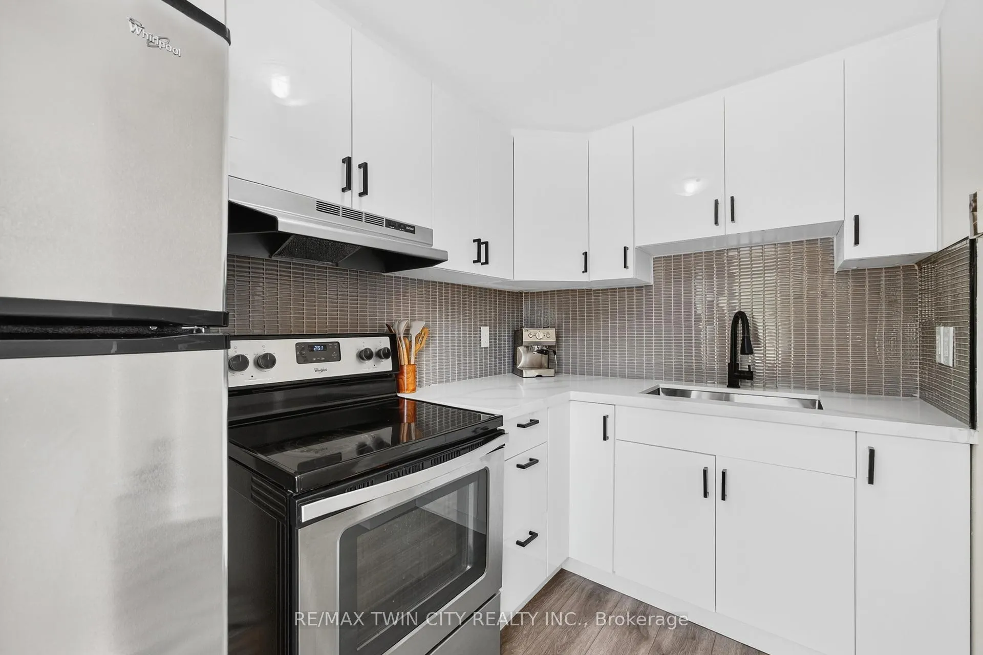 Photo 12 of 720 Parkview Crescent, Cambridge — HOMEH