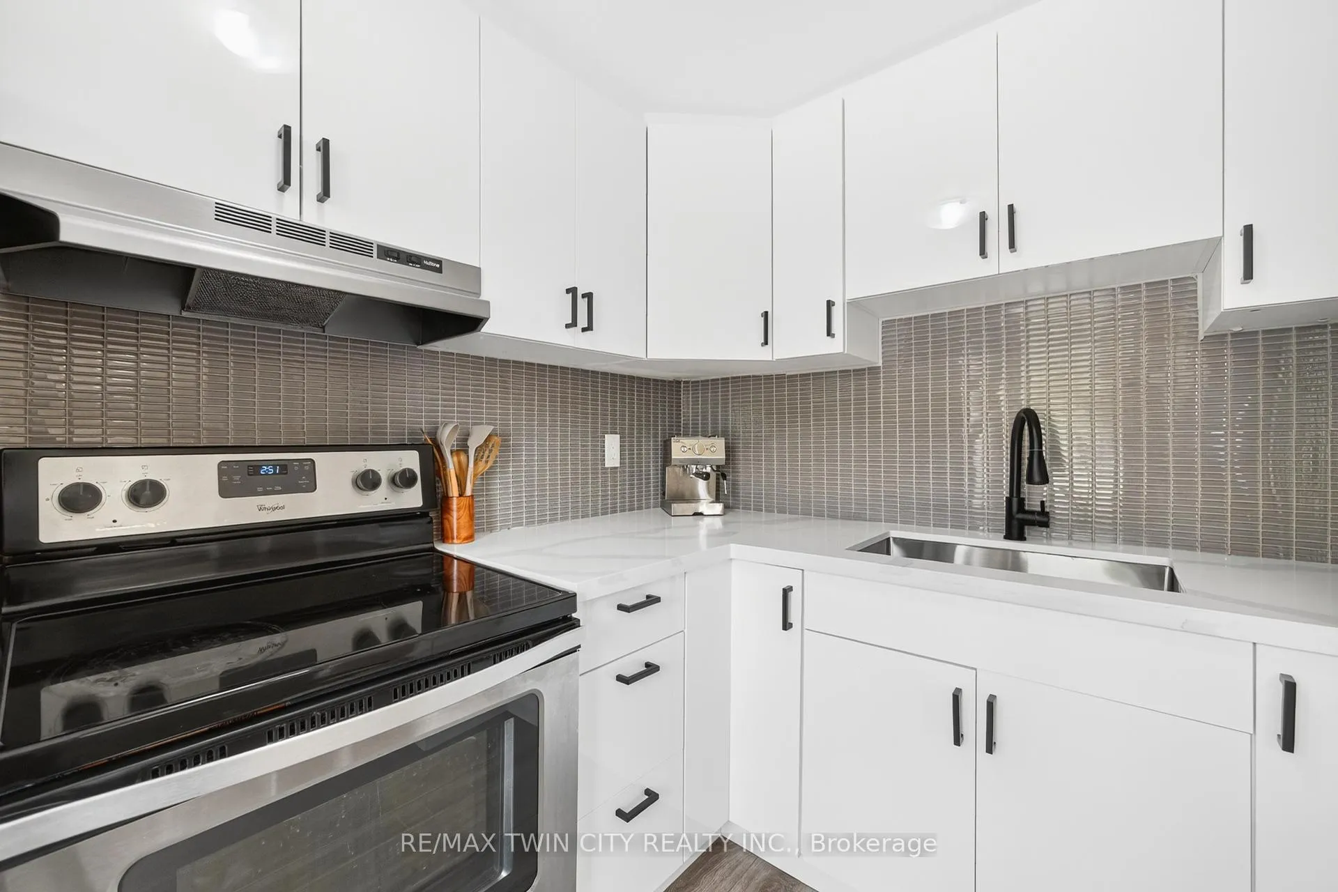 Photo 13 of 720 Parkview Crescent, Cambridge — HOMEH
