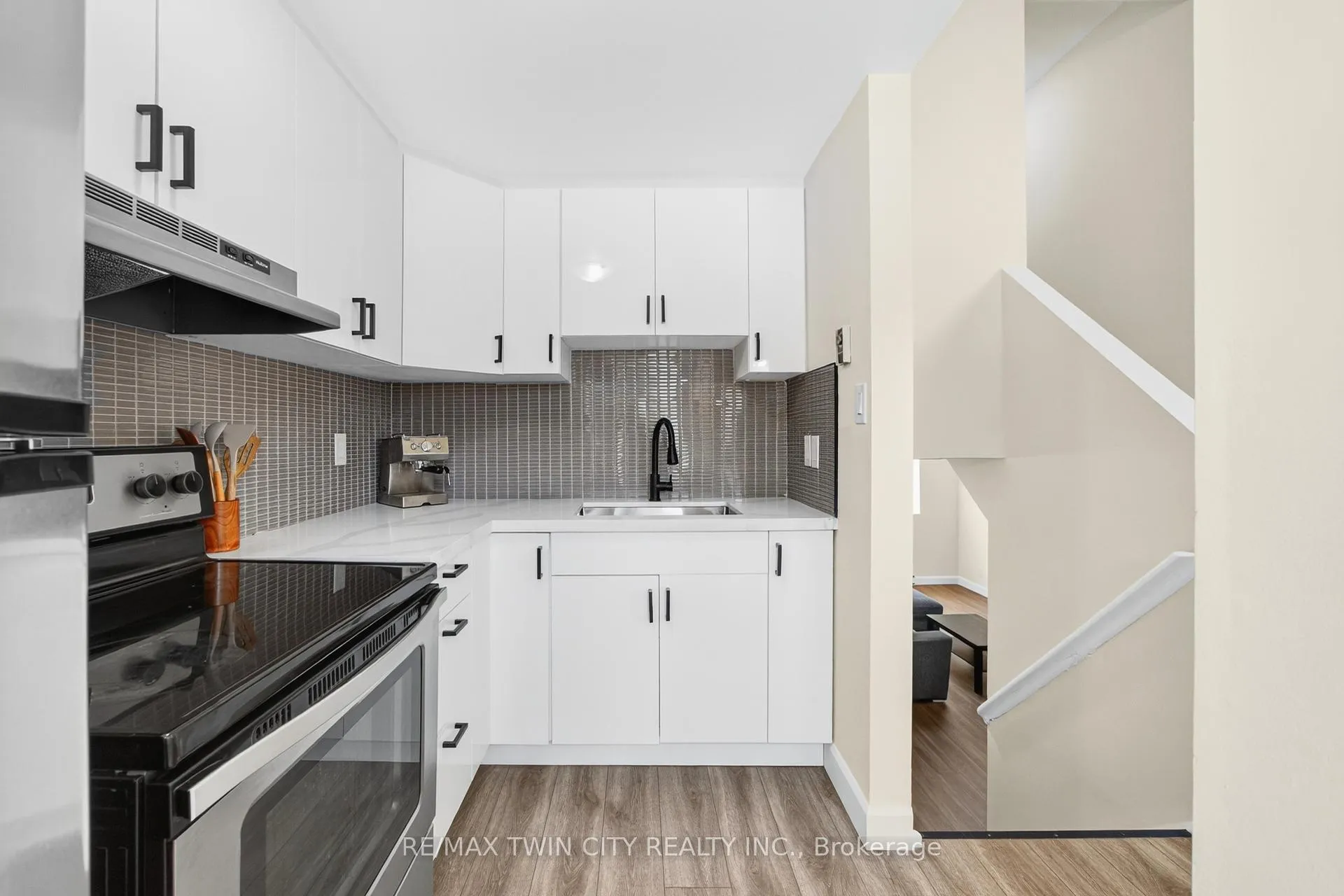 Photo 14 of 720 Parkview Crescent, Cambridge — HOMEH