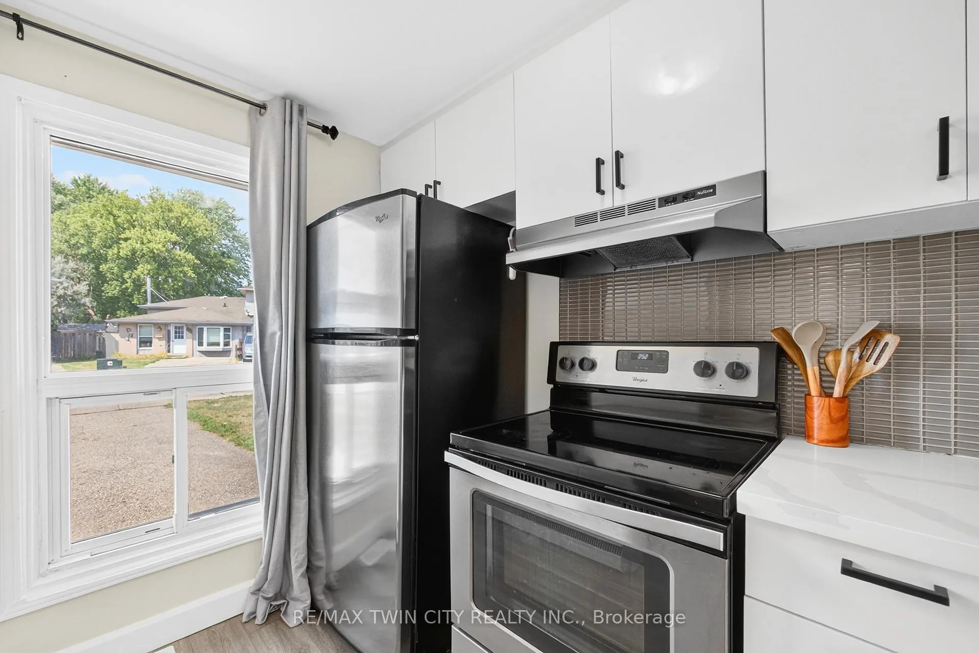 Photo 15 of 720 Parkview Crescent, Cambridge — HOMEH