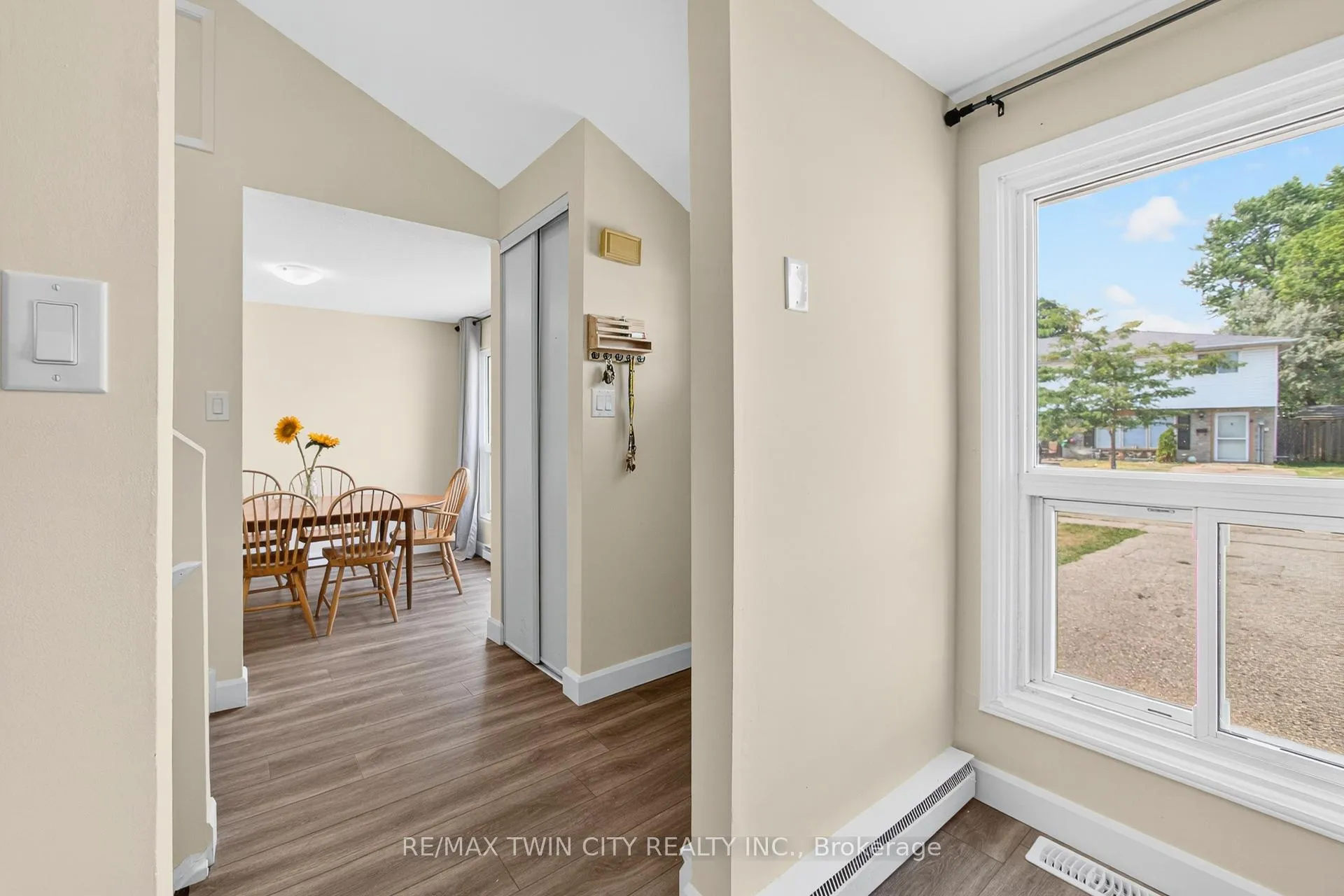Photo 16 of 720 Parkview Crescent, Cambridge — HOMEH