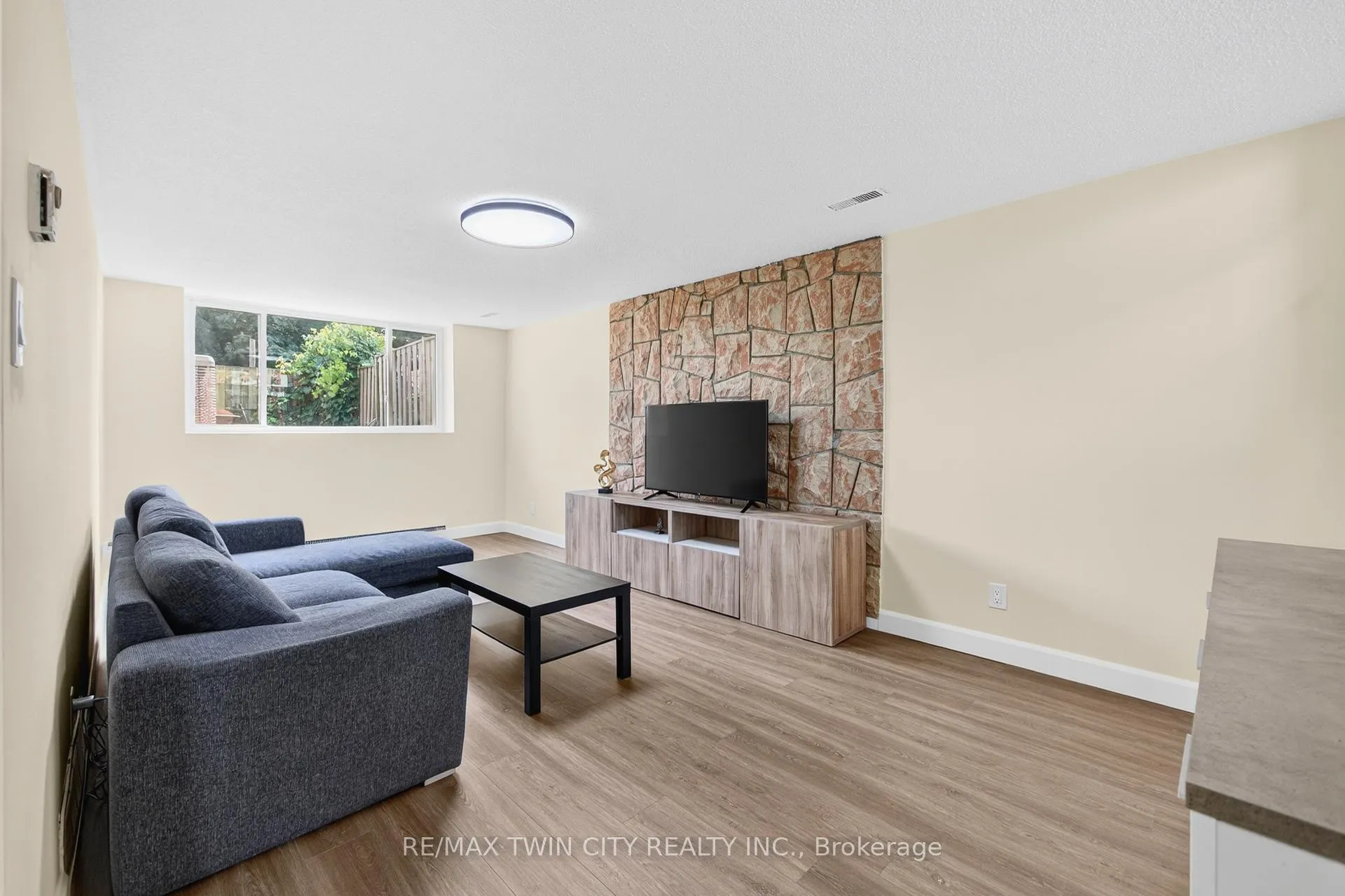 Photo 21 of 720 Parkview Crescent, Cambridge — HOMEH