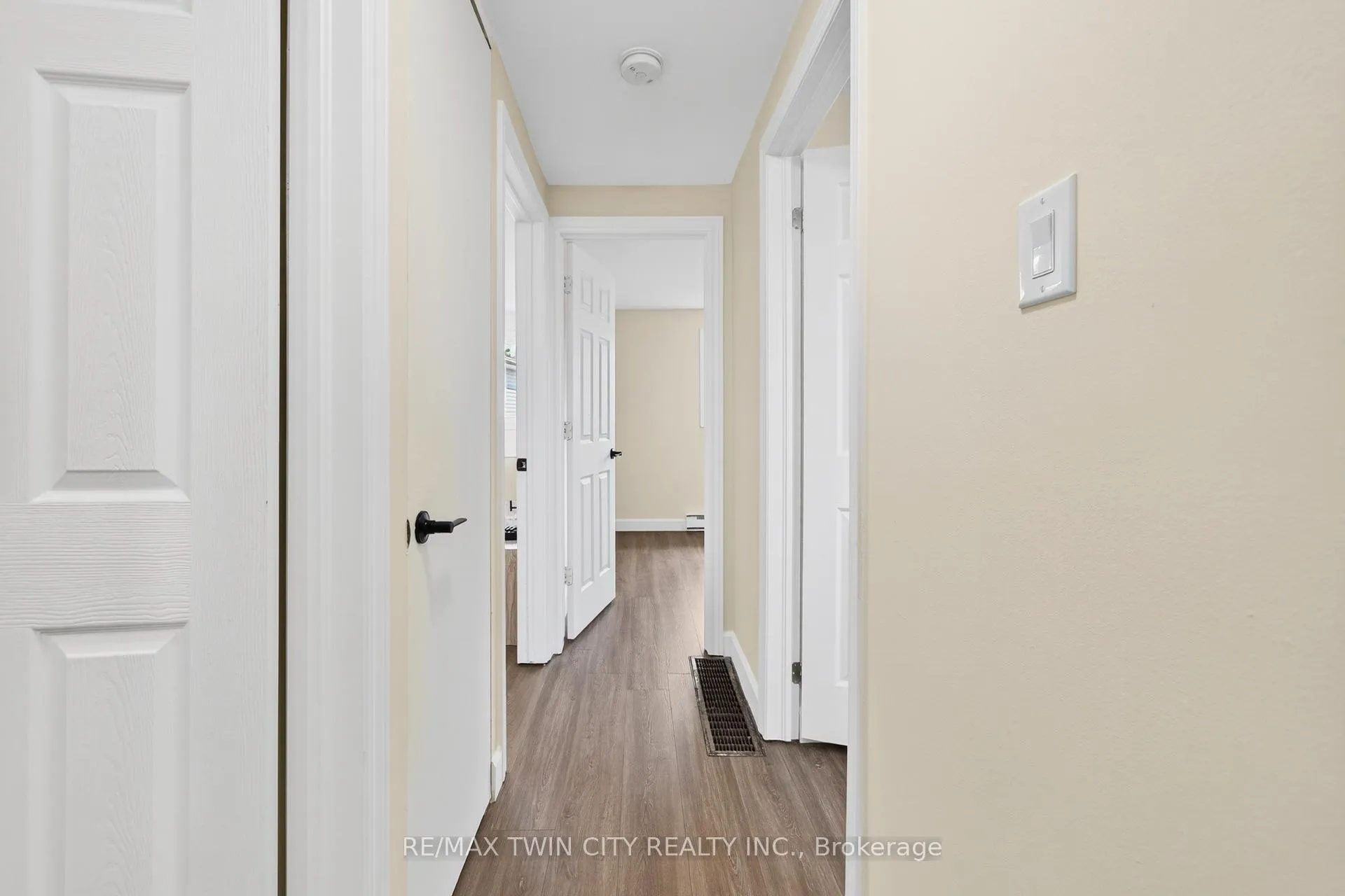 Photo 27 of 720 Parkview Crescent, Cambridge — HOMEH