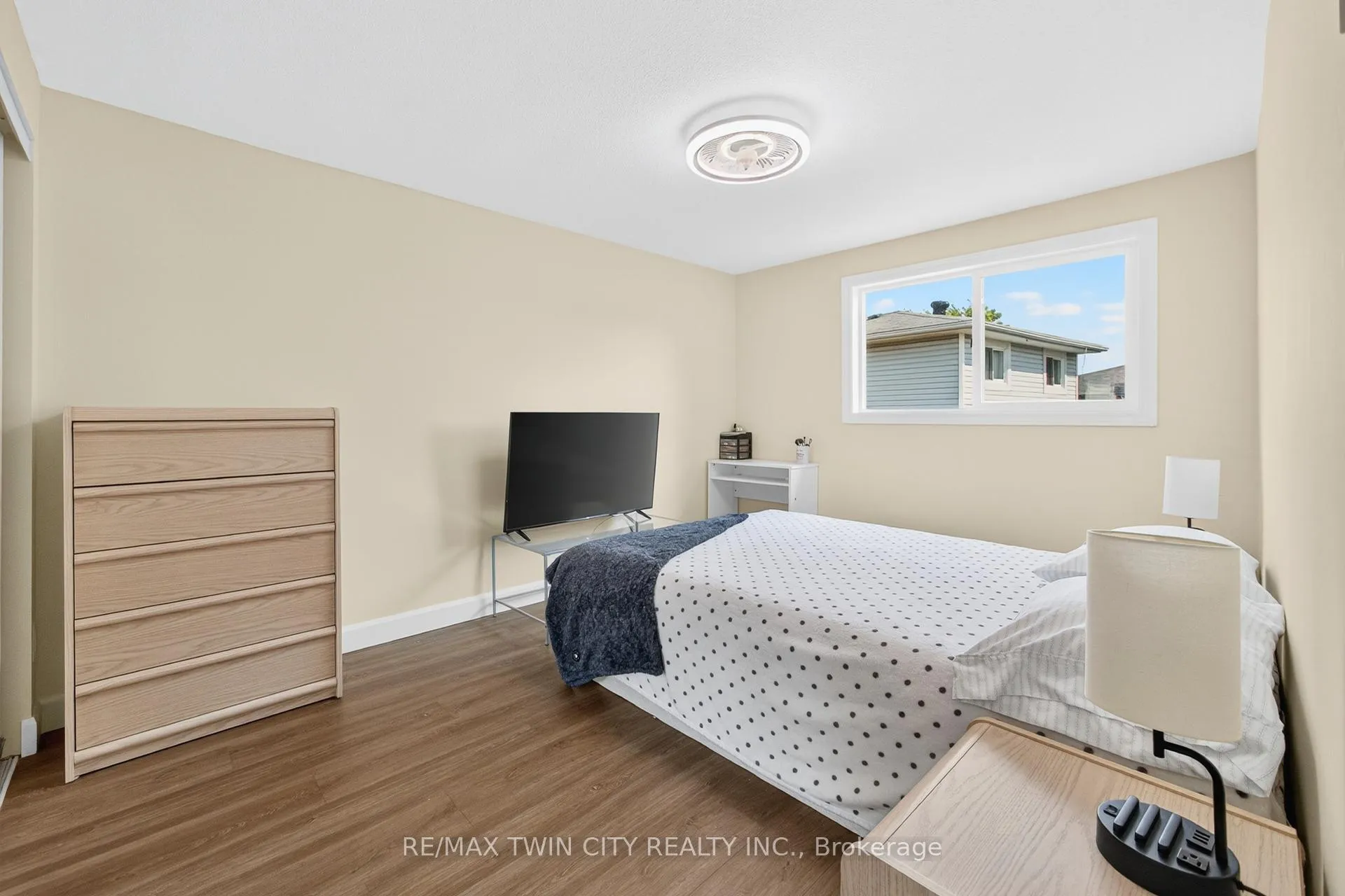 Photo 29 of 720 Parkview Crescent, Cambridge — HOMEH