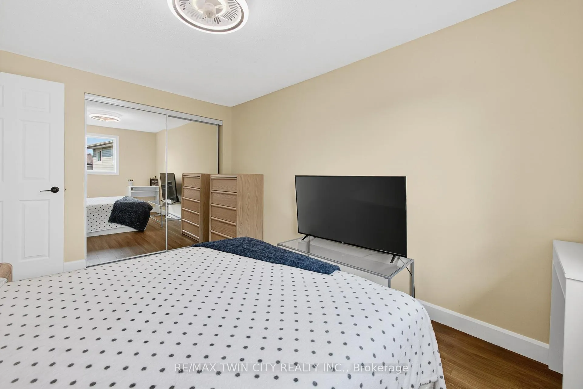 Photo 32 of 720 Parkview Crescent, Cambridge — HOMEH