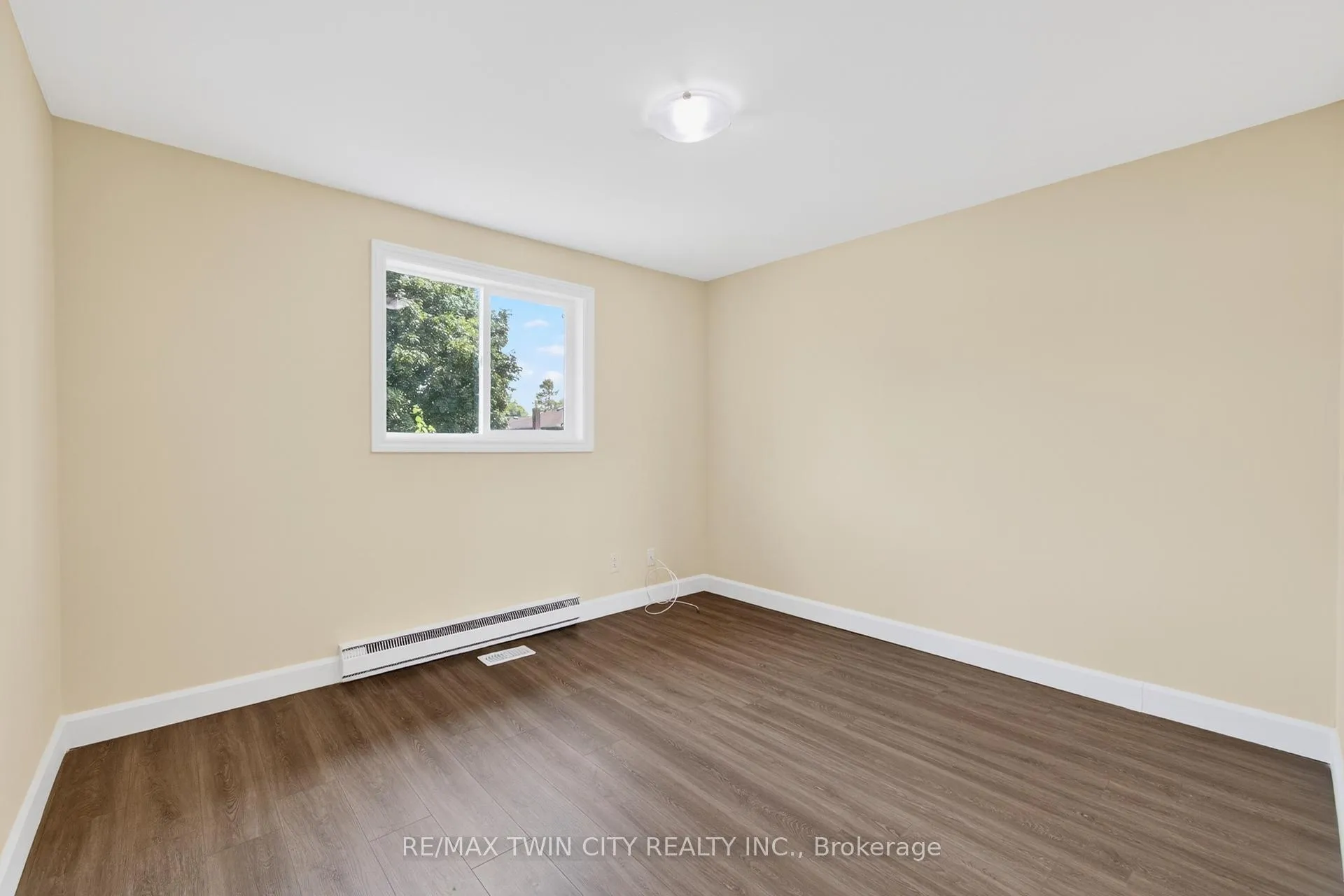 Photo 33 of 720 Parkview Crescent, Cambridge — HOMEH