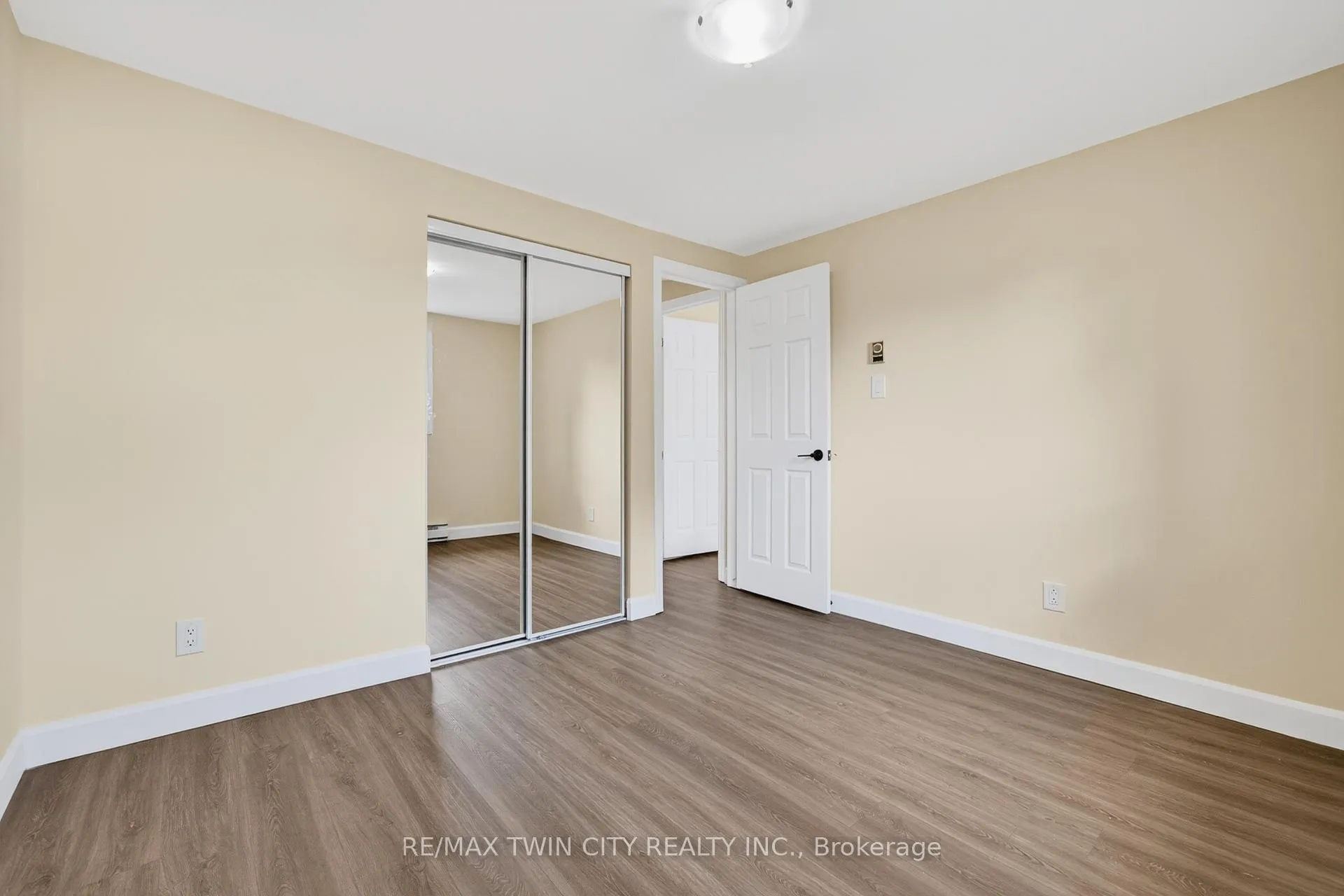 Photo 34 of 720 Parkview Crescent, Cambridge — HOMEH
